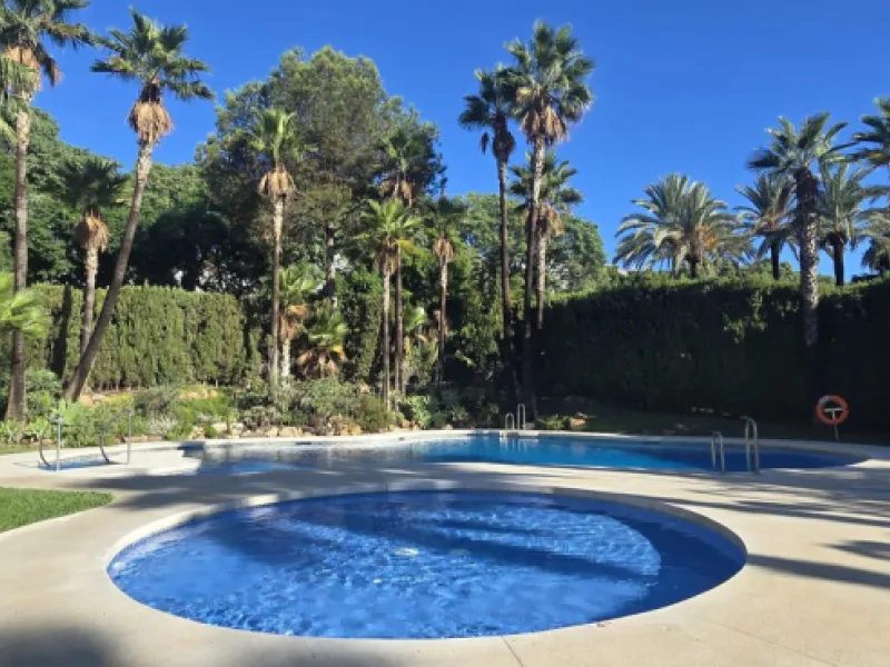 Bright and spacious penthouse located in one of Benalmádena's most desirable areas, just a short walk from the sea. The property offers a wonderful sense of comfort and light, featuring three bedrooms, two bathrooms, a renovated kitchen and a generous liv