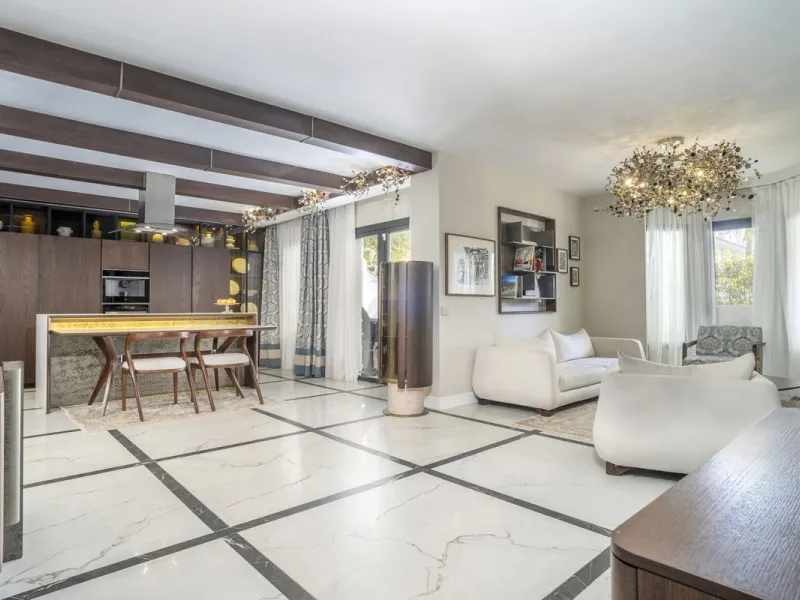 Stunning Fully Renovated Apartment in Los Naranjos complex – Walking Distance to Puerto Banús