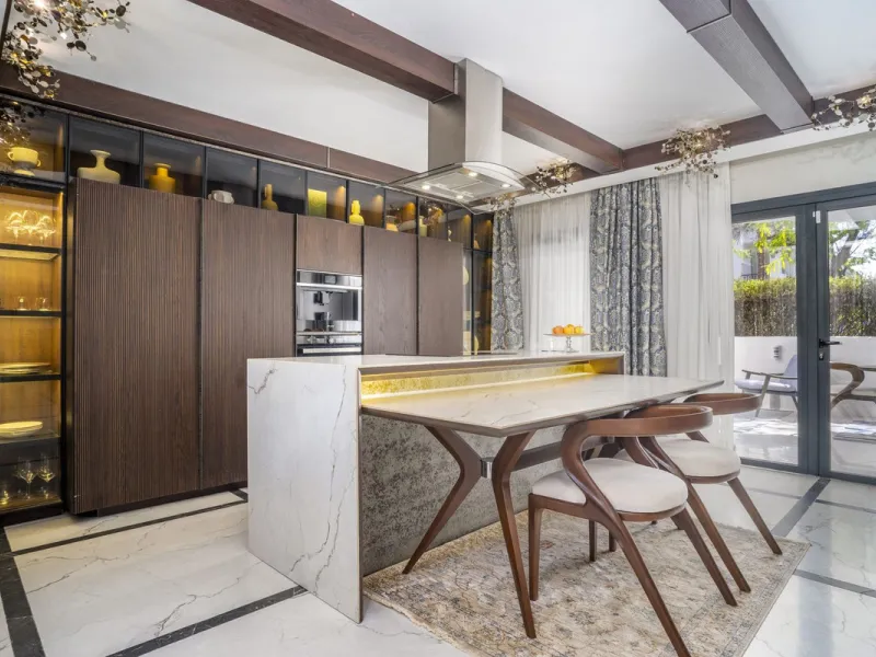 Stunning Fully Renovated Apartment in Los Naranjos complex – Walking Distance to Puerto Banús
