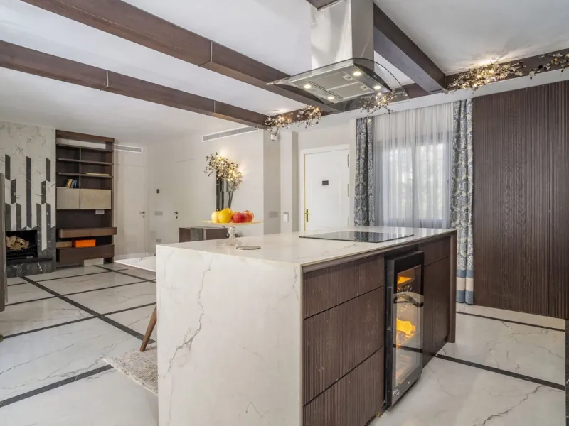 Stunning Fully Renovated Apartment in Los Naranjos complex – Walking Distance to Puerto Banús