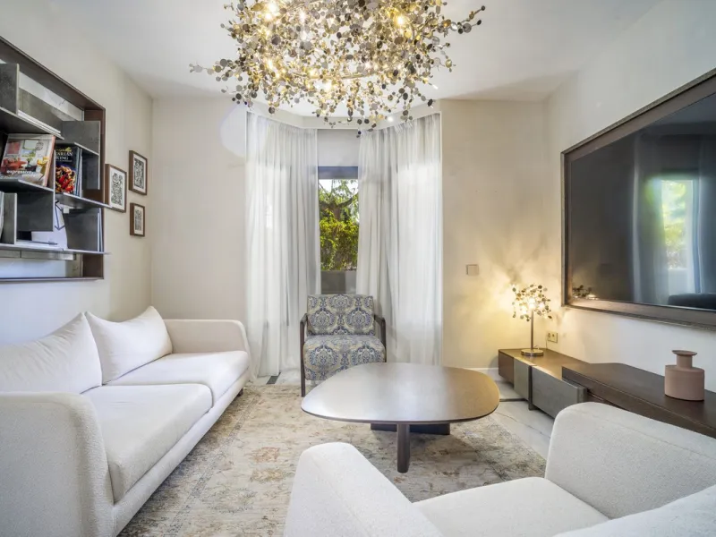Stunning Fully Renovated Apartment in Los Naranjos complex – Walking Distance to Puerto Banús