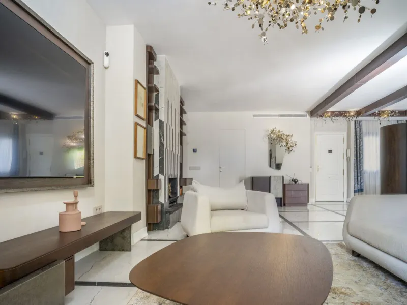 Stunning Fully Renovated Apartment in Los Naranjos complex – Walking Distance to Puerto Banús