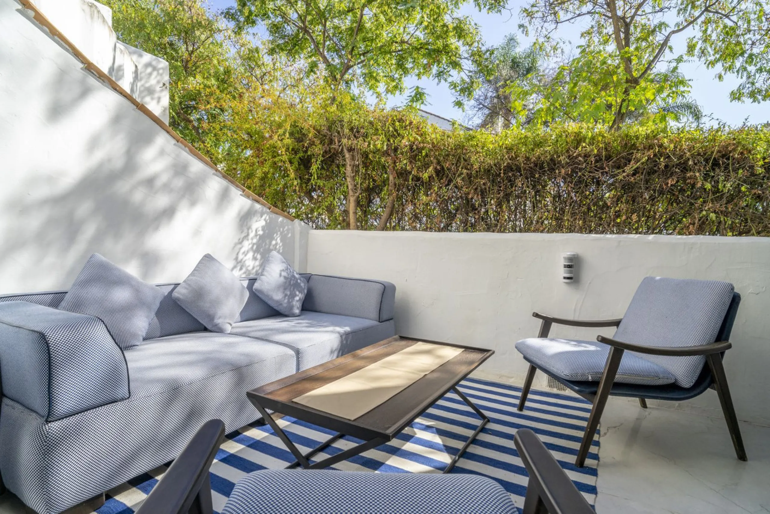 Stunning Fully Renovated Apartment in Los Naranjos complex – Walking Distance to Puerto Banús