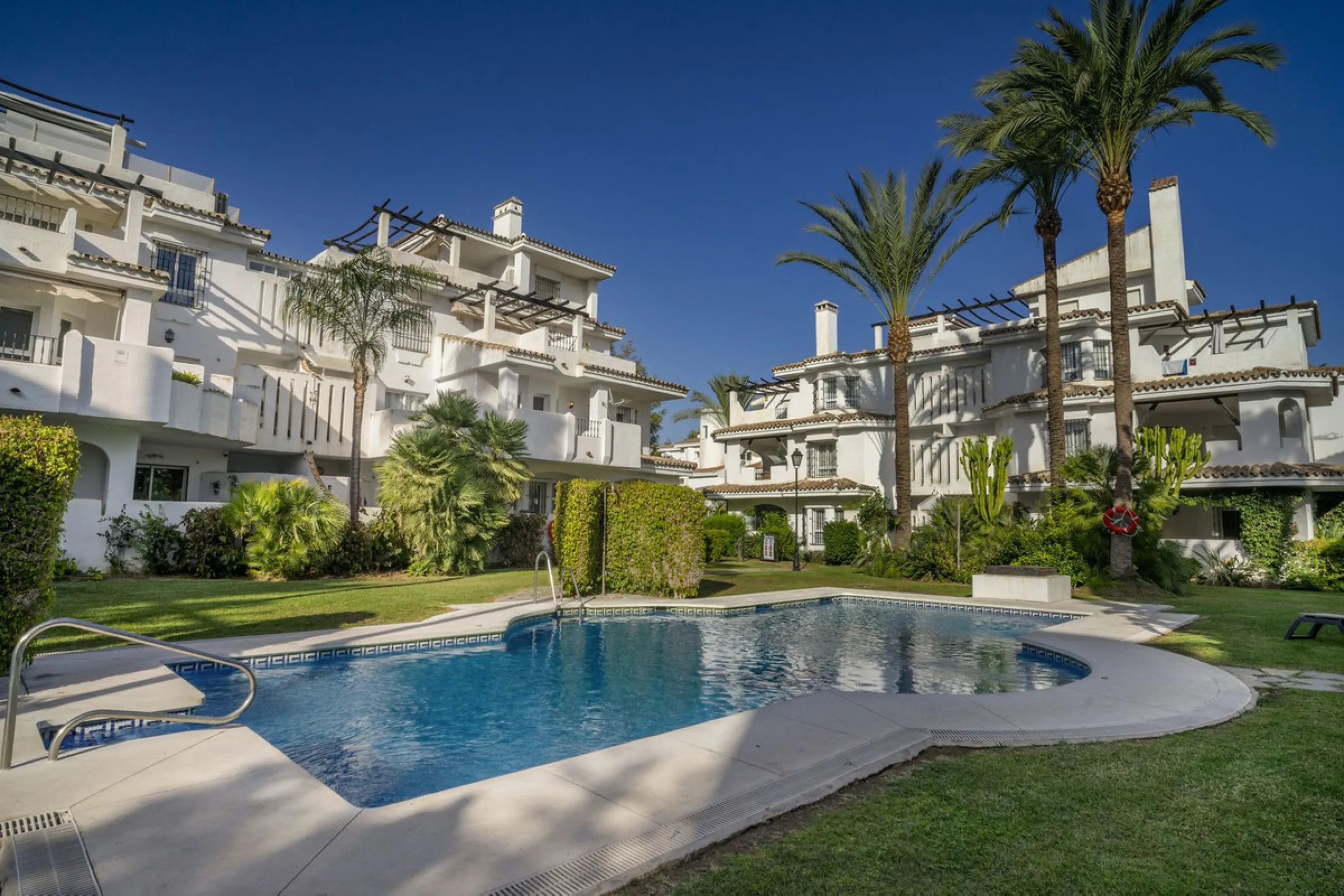 Stunning Fully Renovated Apartment in Los Naranjos complex – Walking Distance to Puerto Banús