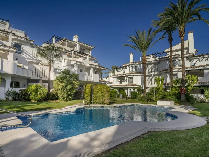 Stunning Fully Renovated Apartment in Los Naranjos complex – Walking Distance to Puerto Banús