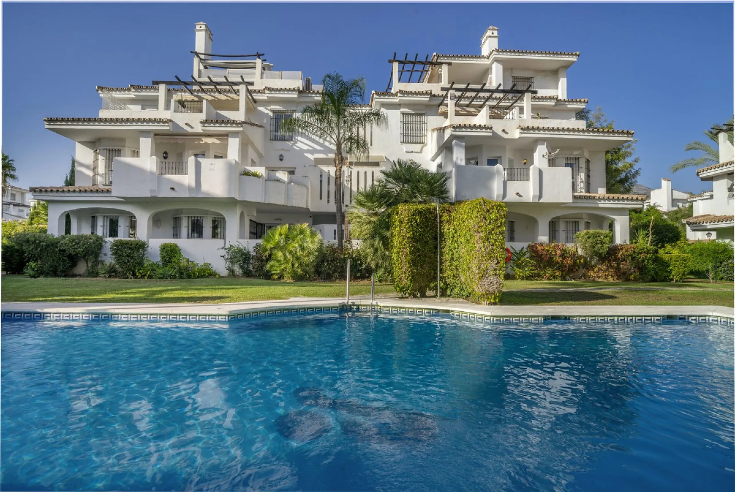 Stunning Fully Renovated Apartment in Los Naranjos complex – Walking Distance to Puerto Banús