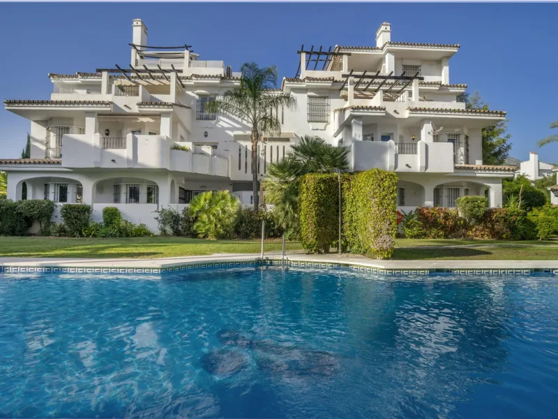 Stunning Fully Renovated Apartment in Los Naranjos complex – Walking Distance to Puerto Banús
