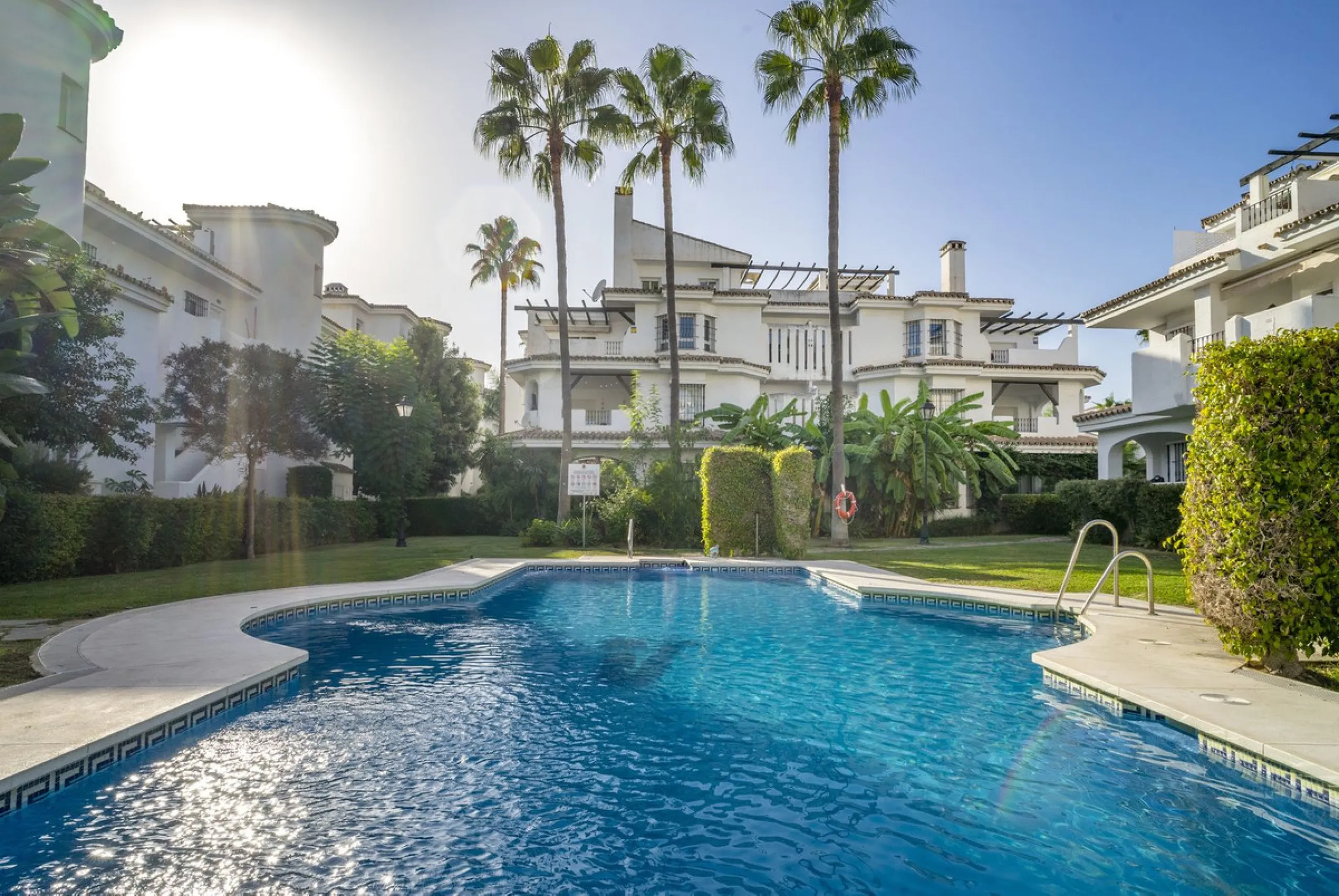 Stunning Fully Renovated Apartment in Los Naranjos complex – Walking Distance to Puerto Banús