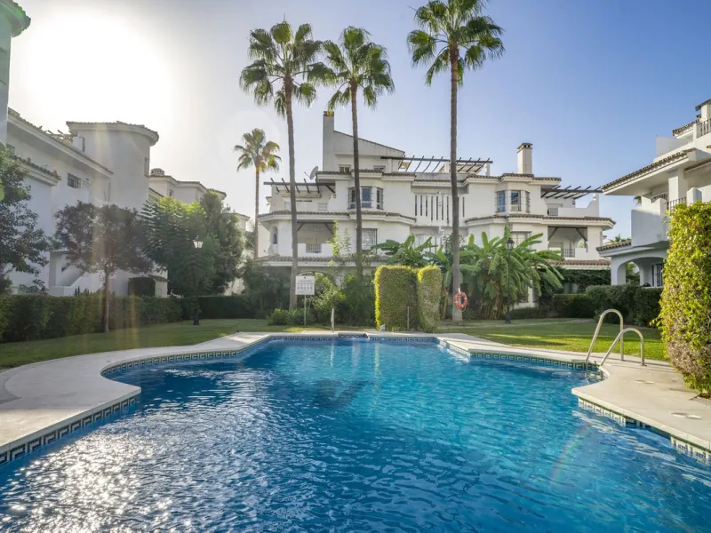 Stunning Fully Renovated Apartment in Los Naranjos complex – Walking Distance to Puerto Banús