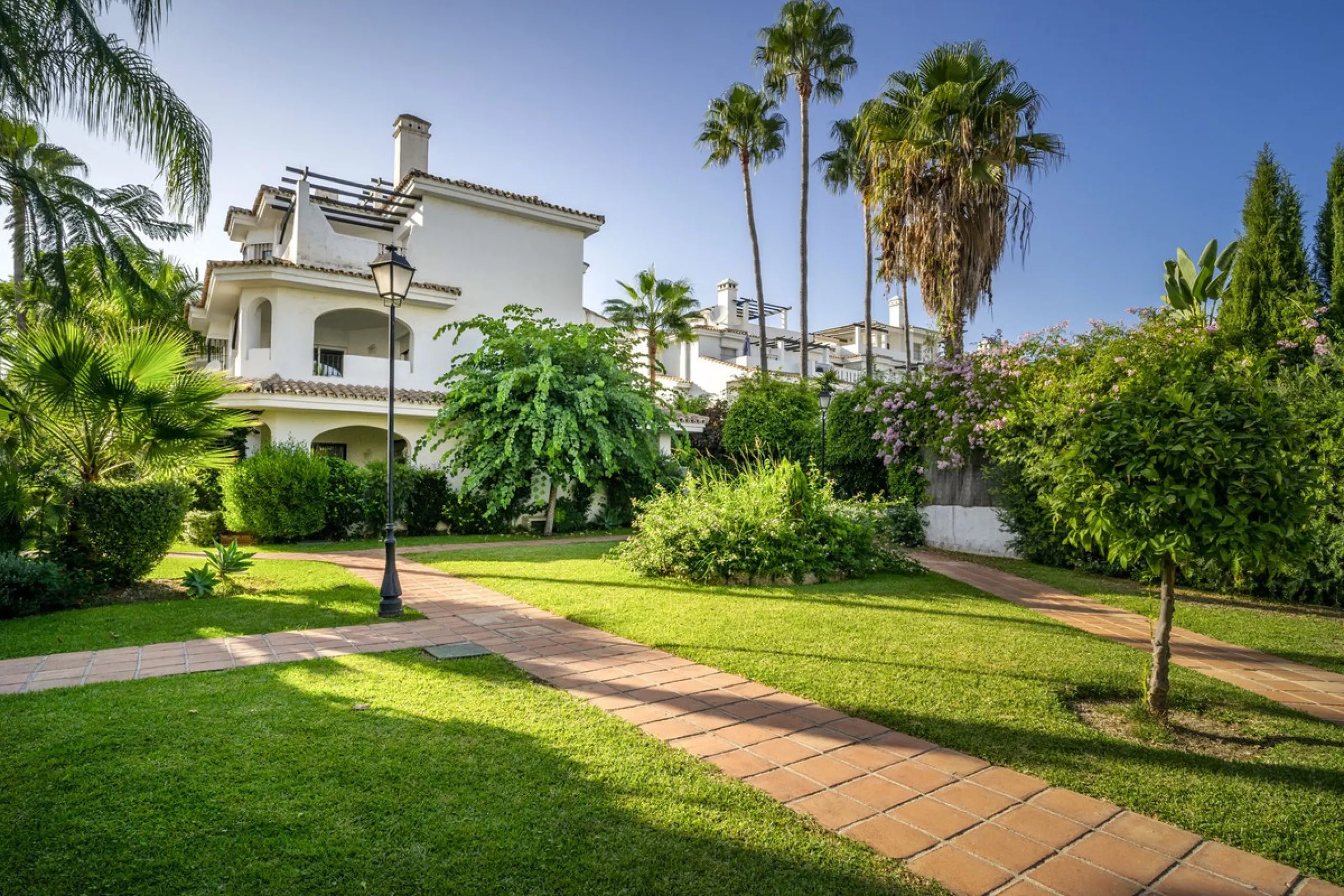 Stunning Fully Renovated Apartment in Los Naranjos complex – Walking Distance to Puerto Banús