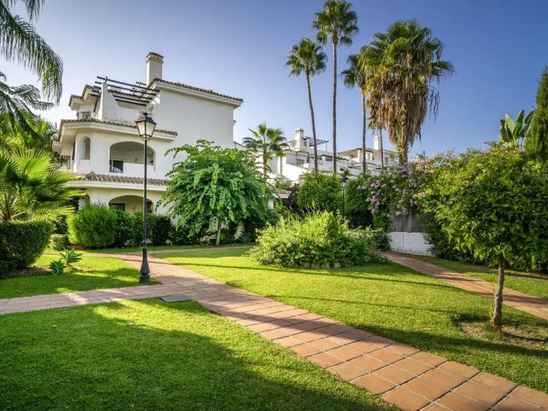 Stunning Fully Renovated Apartment in Los Naranjos complex – Walking Distance to Puerto Banús