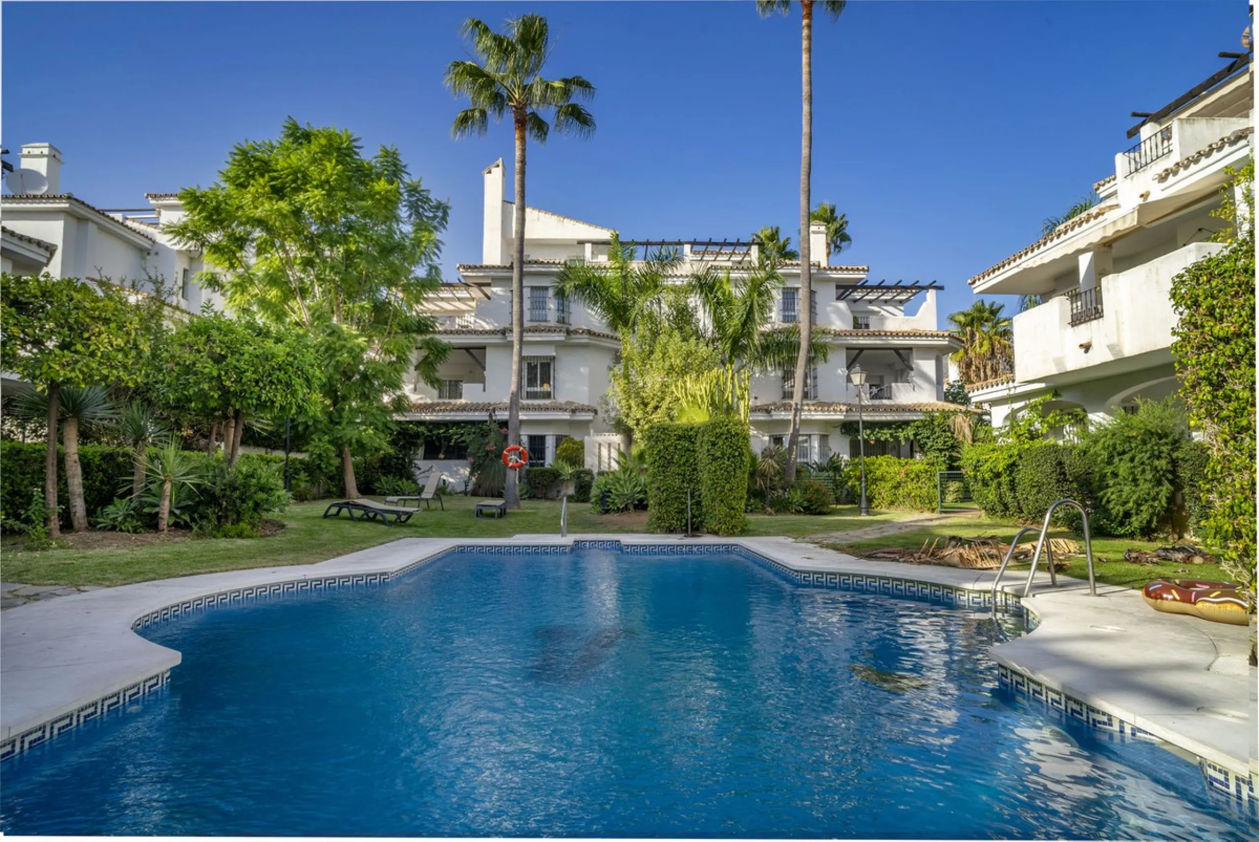 Stunning Fully Renovated Apartment in Los Naranjos complex – Walking Distance to Puerto Banús