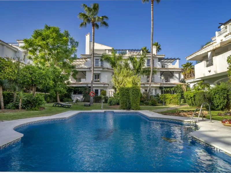 Stunning Fully Renovated Apartment in Los Naranjos complex – Walking Distance to Puerto Banús