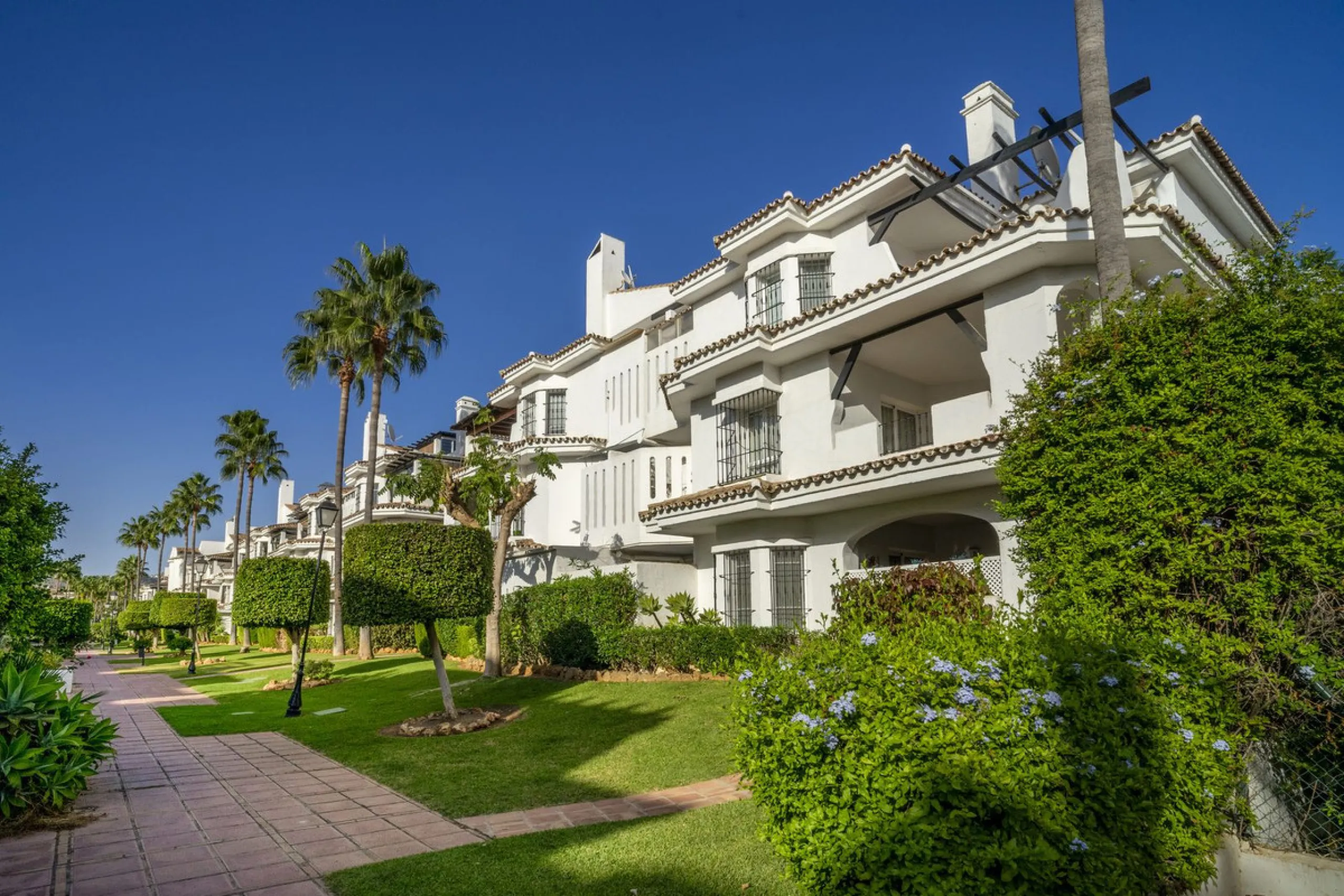 Stunning Fully Renovated Apartment in Los Naranjos complex – Walking Distance to Puerto Banús