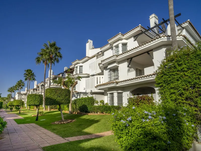Stunning Fully Renovated Apartment in Los Naranjos complex – Walking Distance to Puerto Banús