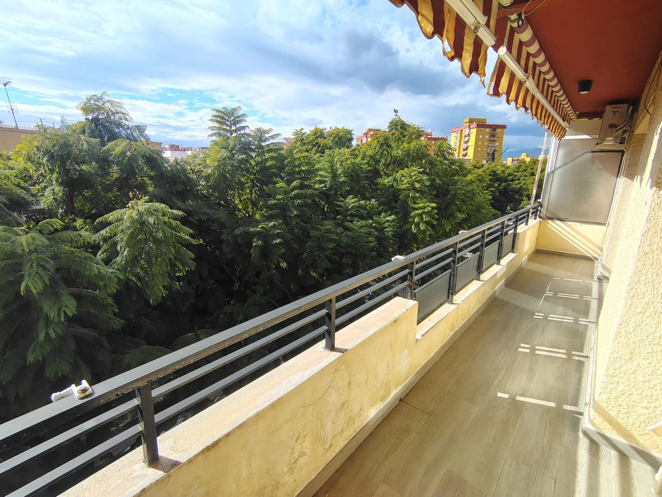 Central top floor apartment in Fuengirola.