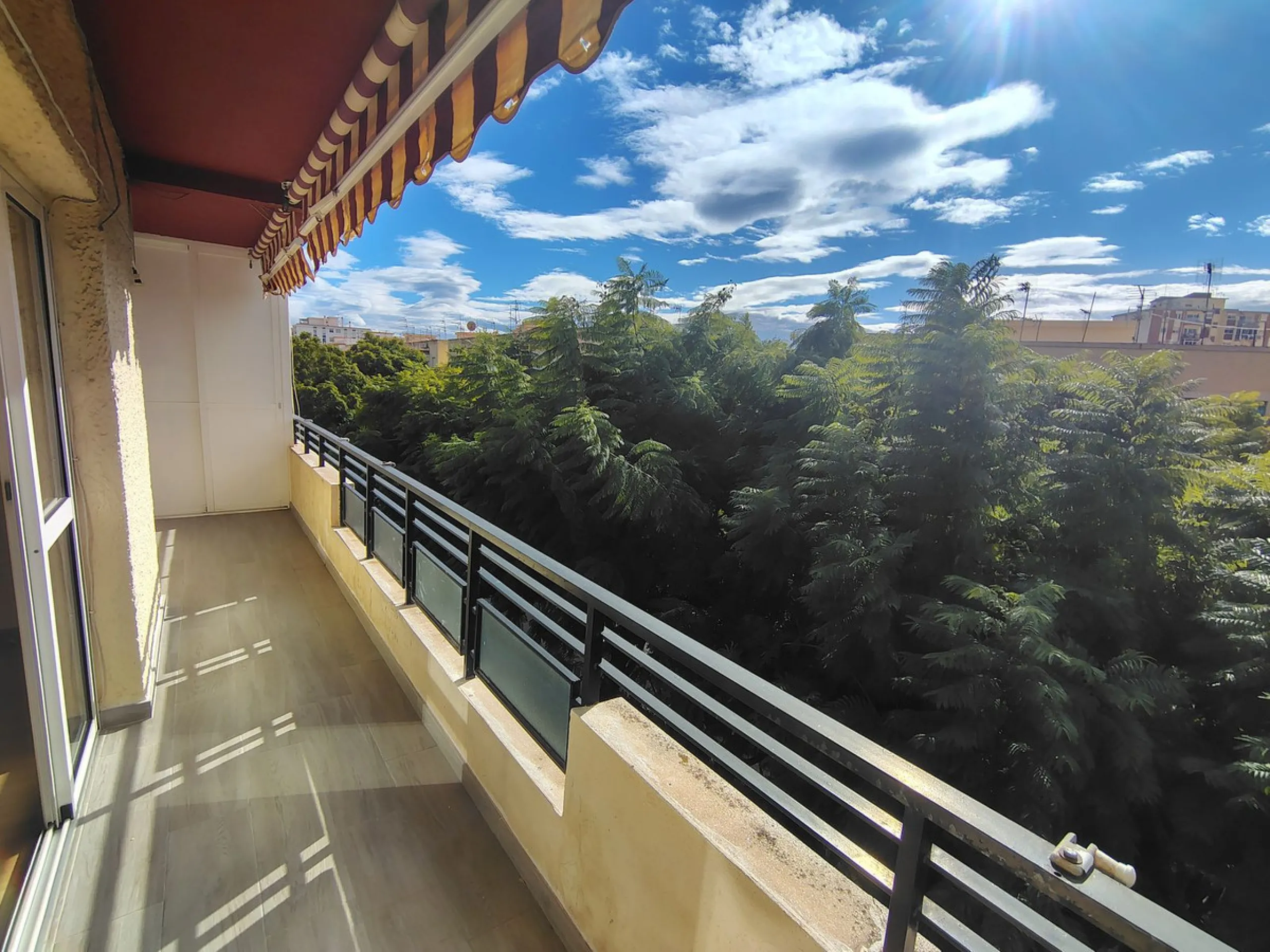 Central top floor apartment in Fuengirola.