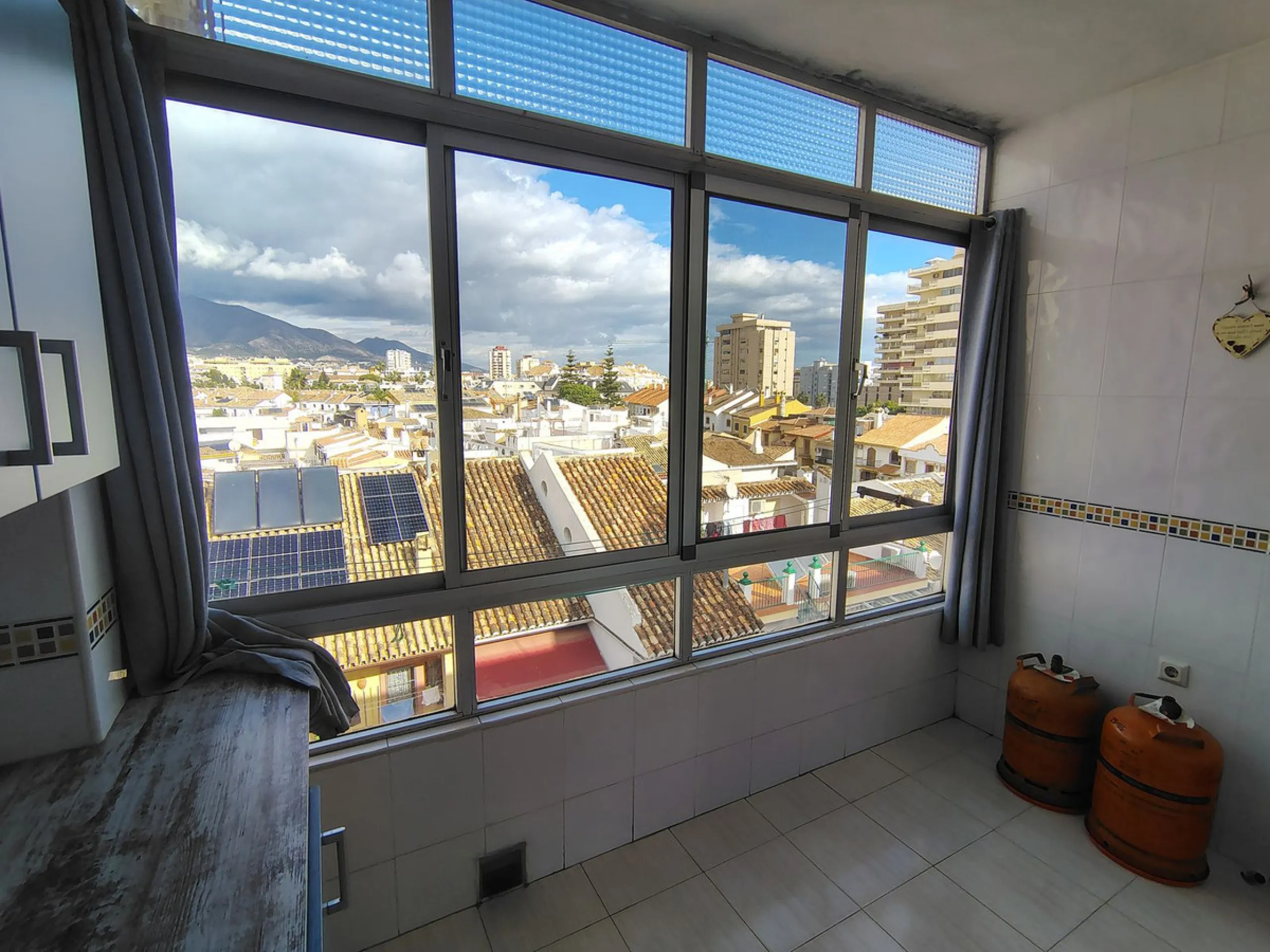 Central top floor apartment in Fuengirola.