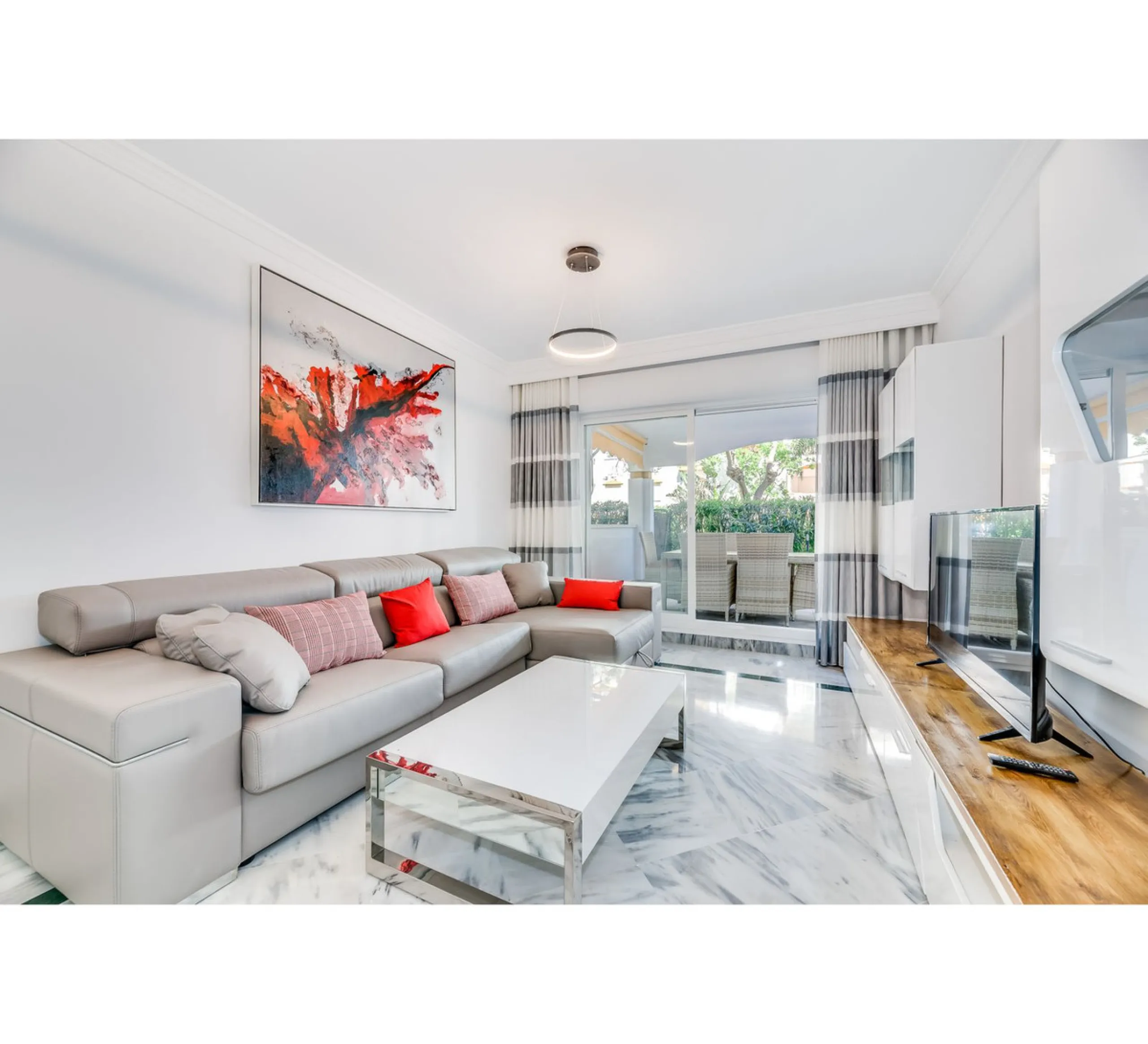Apartment - Ground Floor Apartment в продаже в Marbella, Málaga. В доме 2 спален и 2 ванных комнат. Площадь дома 90 м²
