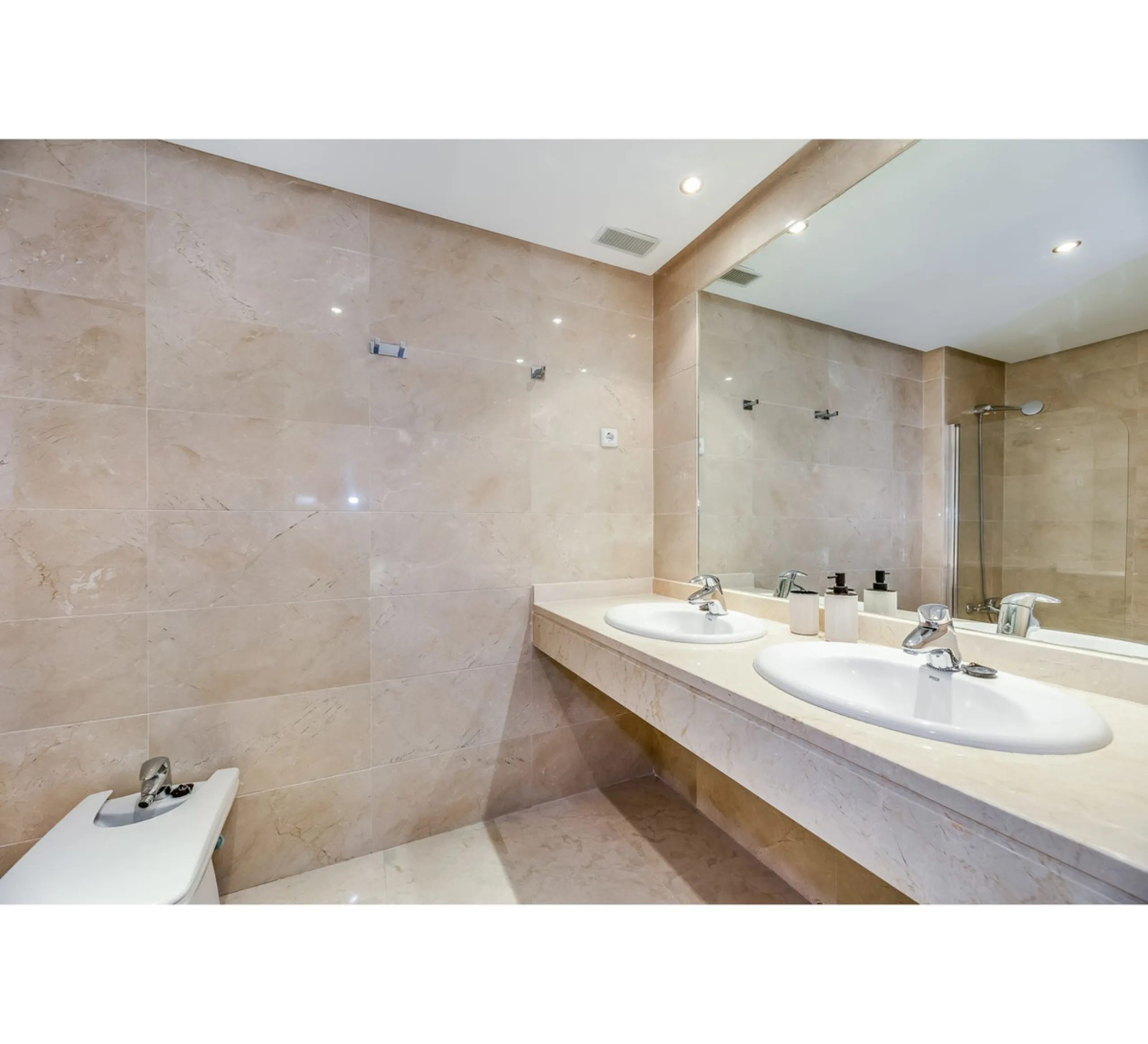Apartment - Ground Floor Apartment в продаже в Marbella, Málaga. В доме 2 спален и 2 ванных комнат. Площадь дома 90 м²