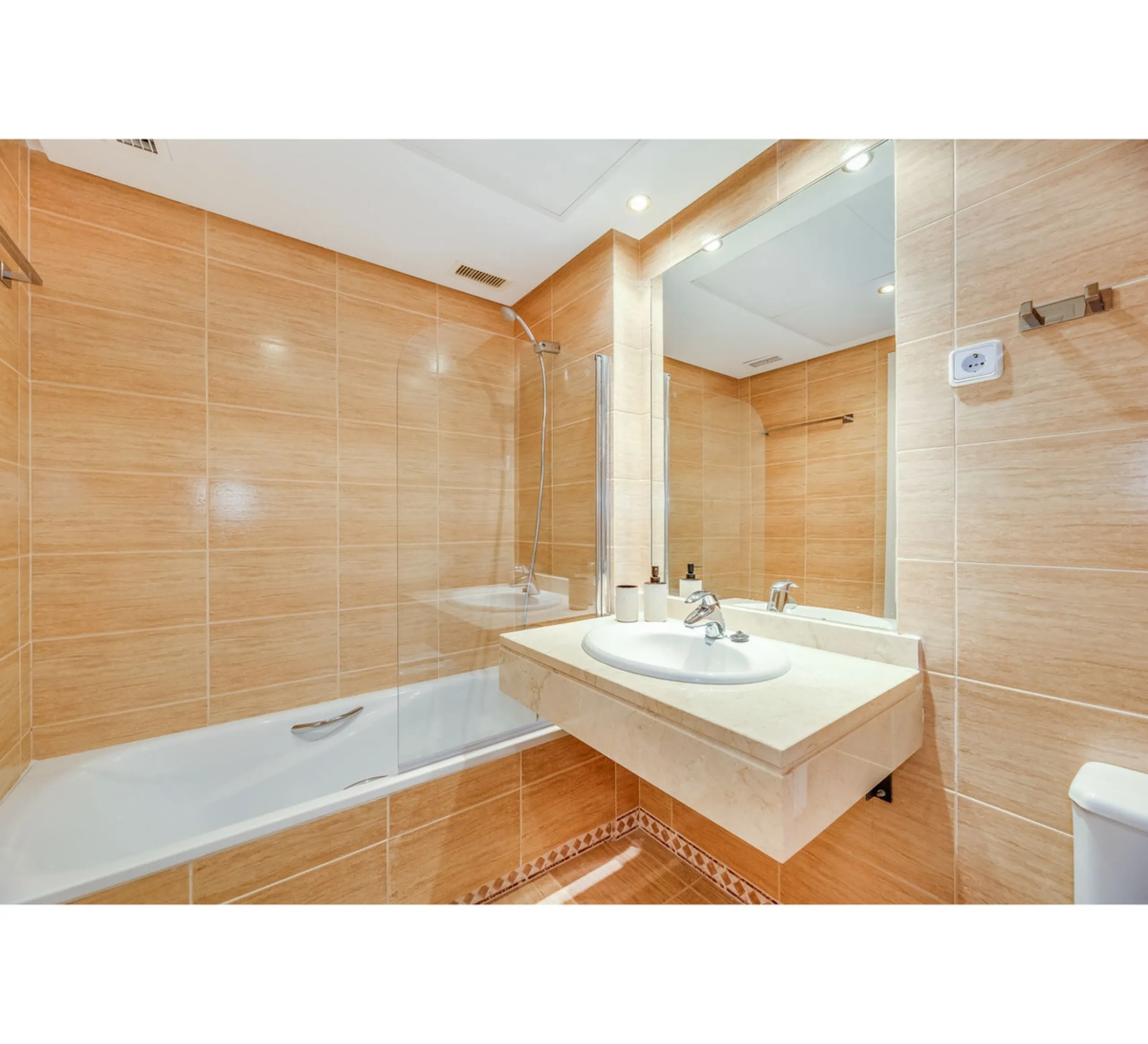 Apartment - Ground Floor Apartment в продаже в Marbella, Málaga. В доме 2 спален и 2 ванных комнат. Площадь дома 90 м²