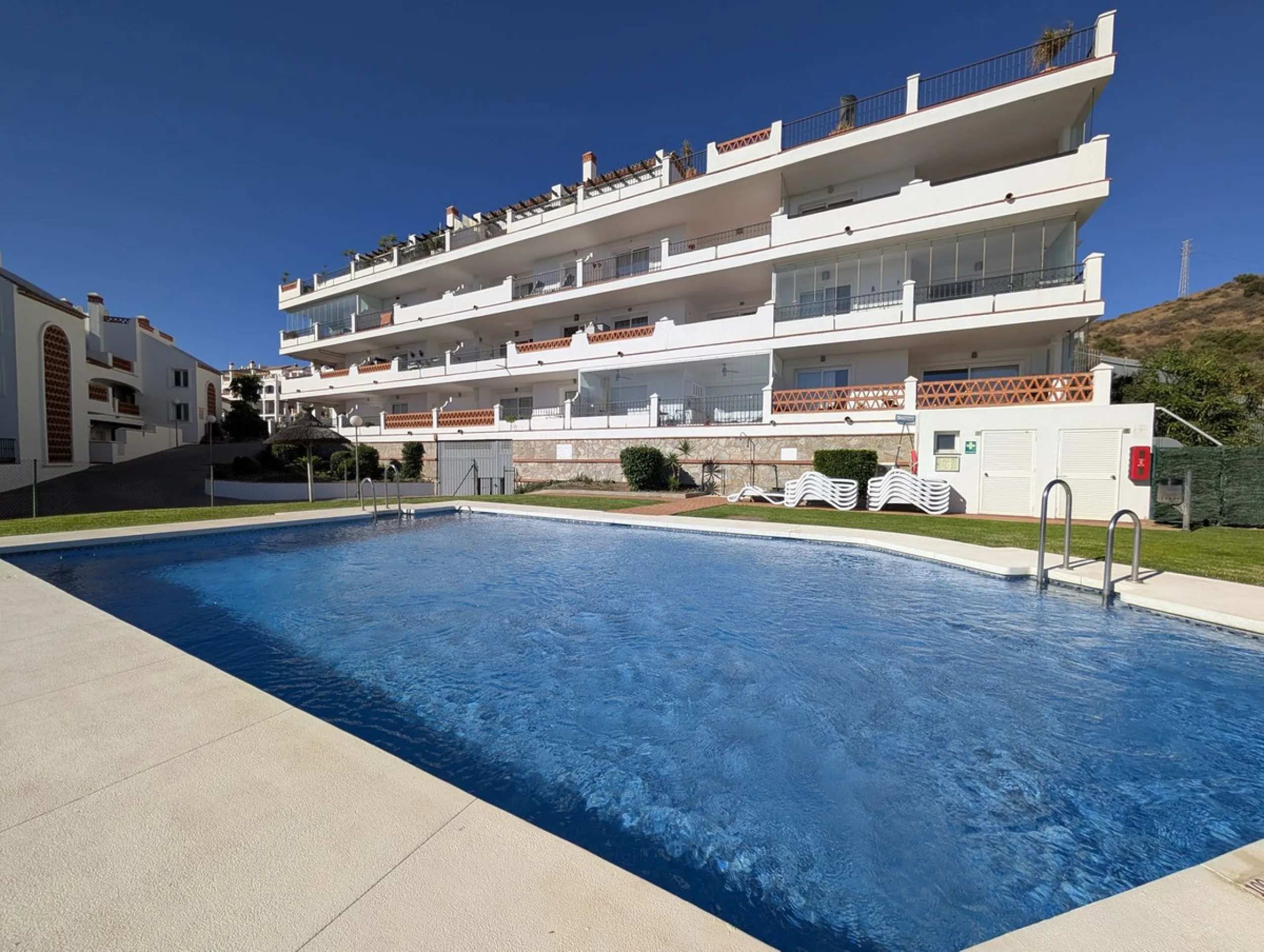 Impressive penthouse with sea views in Calahonda featuring a 123m² terrace, 104m²built, fireplace, A/C, parking space, and storage room. Easy access to the A7 motorway, supermarket, and restaurants just a few minutes away.