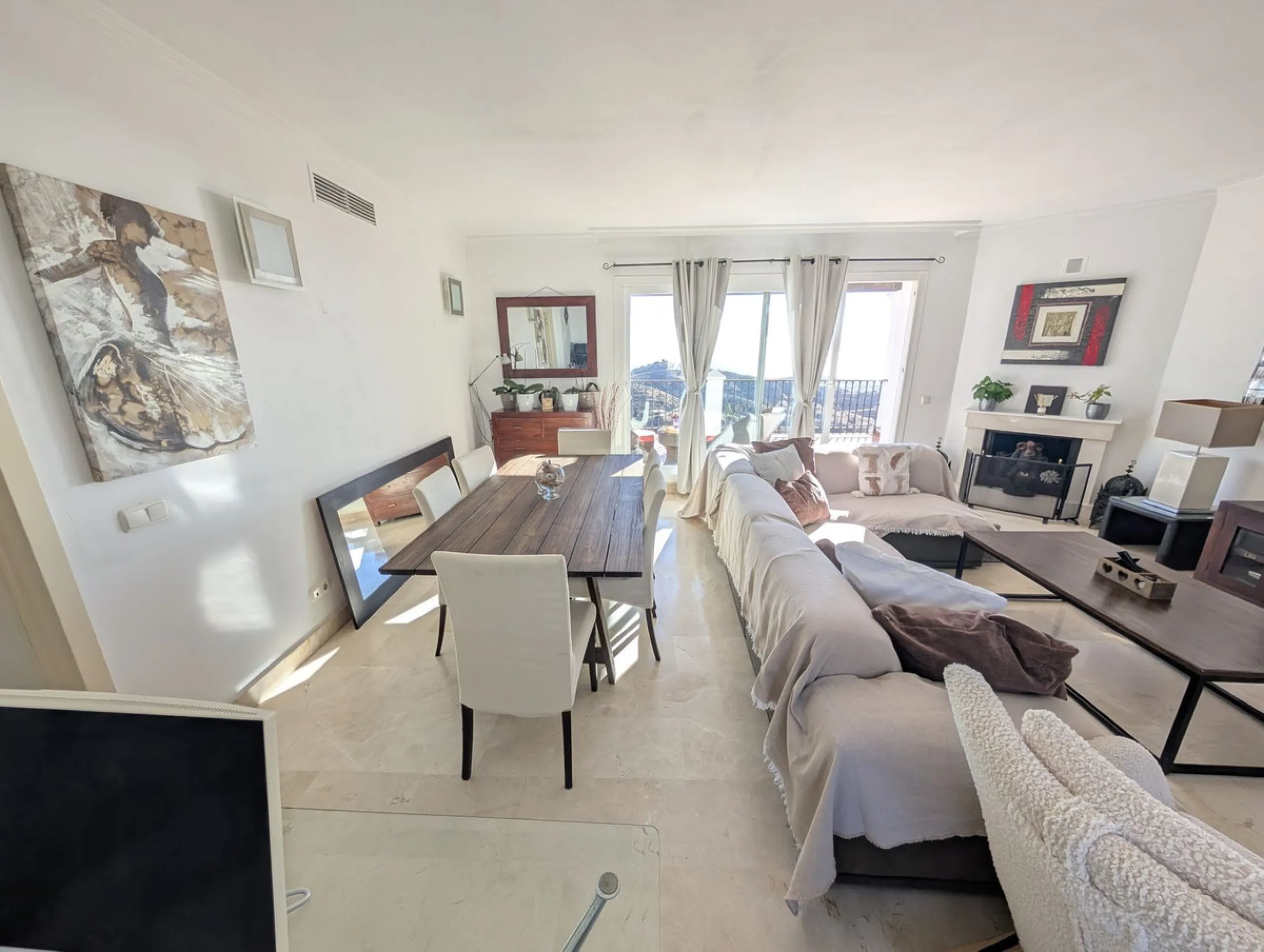 Impressive penthouse with sea views in Calahonda featuring a 123m² terrace, 104m²built, fireplace, A/C, parking space, and storage room. Easy access to the A7 motorway, supermarket, and restaurants just a few minutes away.