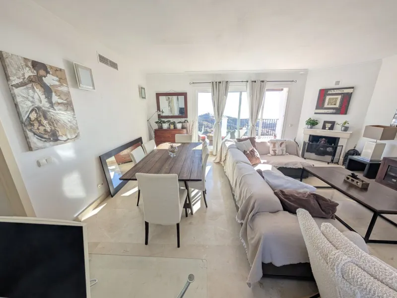 Impressive penthouse with sea views in Calahonda featuring a 123m² terrace, 104m²built, fireplace, A/C, parking space, and storage room. Easy access to the A7 motorway, supermarket, and restaurants just a few minutes away.