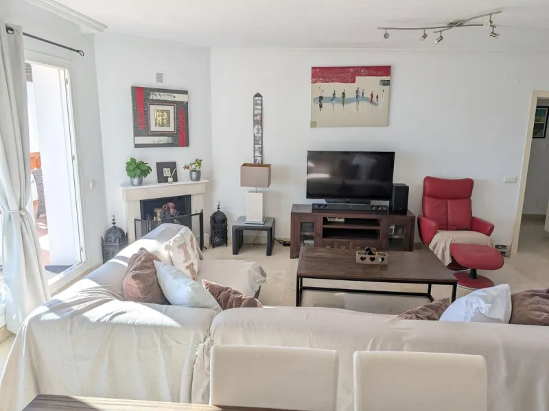 Impressive penthouse with sea views in Calahonda featuring a 123m² terrace, 104m²built, fireplace, A/C, parking space, and storage room. Easy access to the A7 motorway, supermarket, and restaurants just a few minutes away.