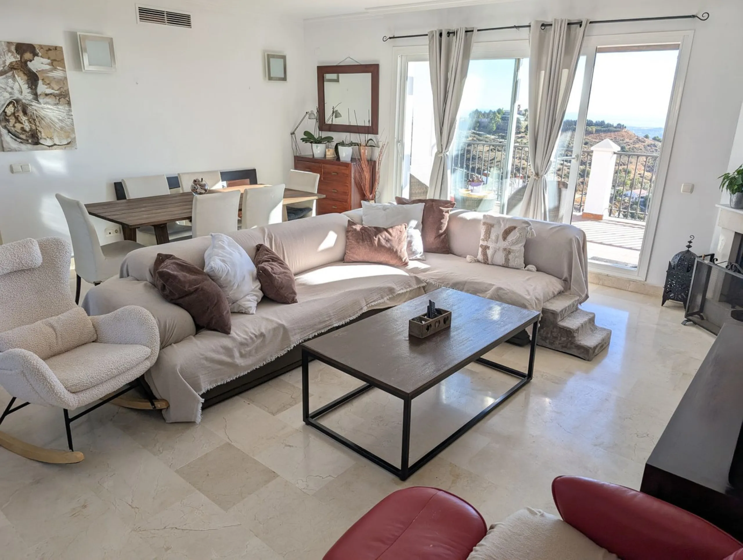 Impressive penthouse with sea views in Calahonda featuring a 123m² terrace, 104m²built, fireplace, A/C, parking space, and storage room. Easy access to the A7 motorway, supermarket, and restaurants just a few minutes away.