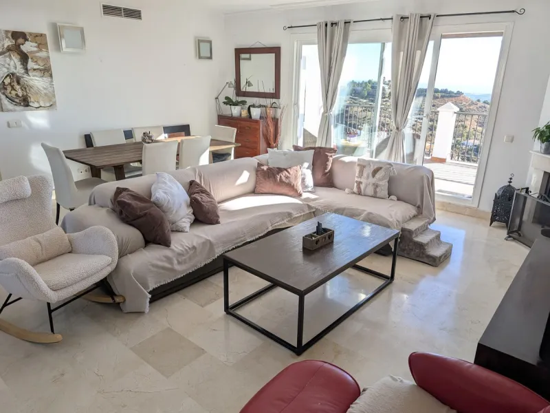 Impressive penthouse with sea views in Calahonda featuring a 123m² terrace, 104m²built, fireplace, A/C, parking space, and storage room. Easy access to the A7 motorway, supermarket, and restaurants just a few minutes away.