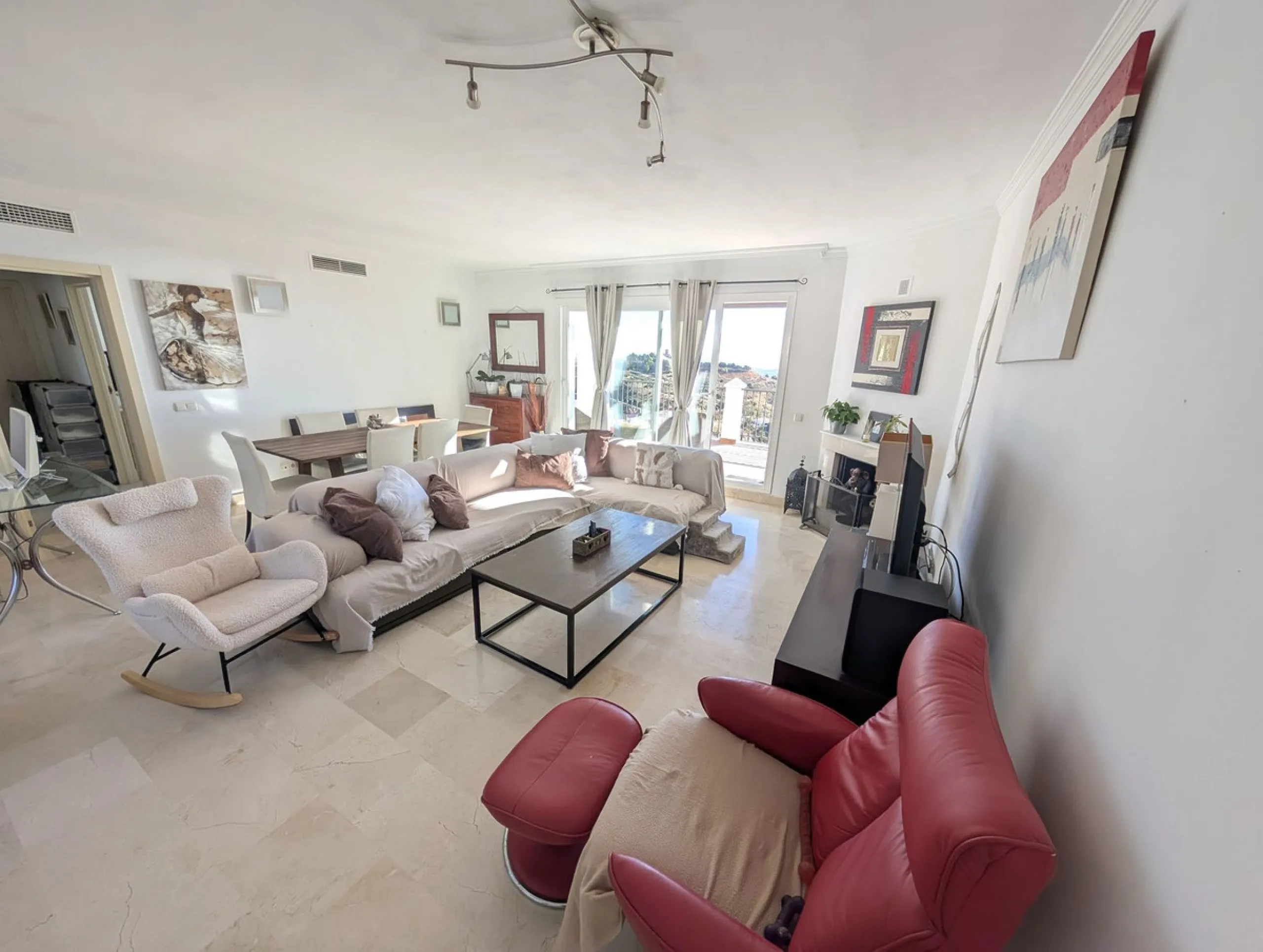 Impressive penthouse with sea views in Calahonda featuring a 123m² terrace, 104m²built, fireplace, A/C, parking space, and storage room. Easy access to the A7 motorway, supermarket, and restaurants just a few minutes away.