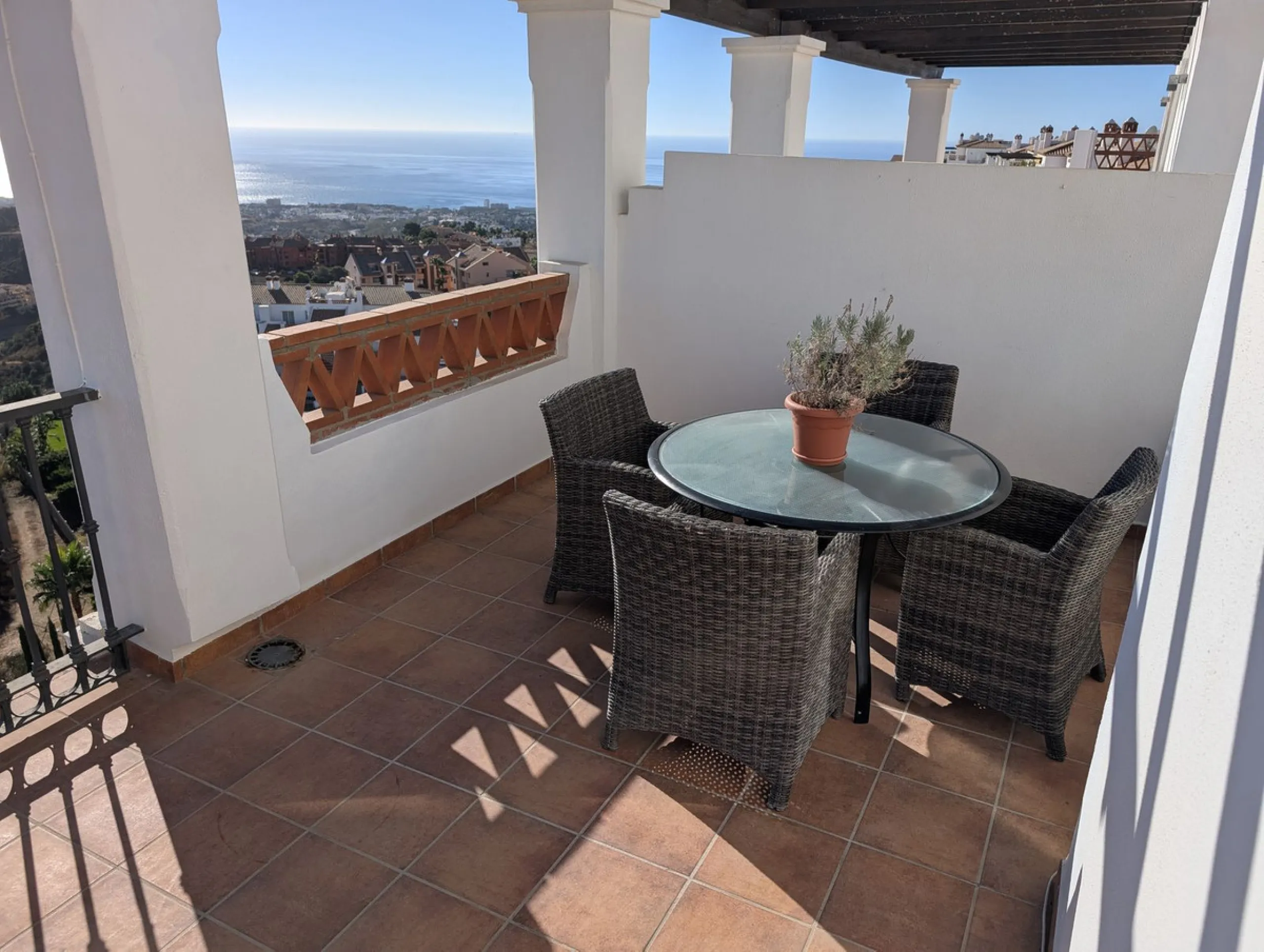 Impressive penthouse with sea views in Calahonda featuring a 123m² terrace, 104m²built, fireplace, A/C, parking space, and storage room. Easy access to the A7 motorway, supermarket, and restaurants just a few minutes away.