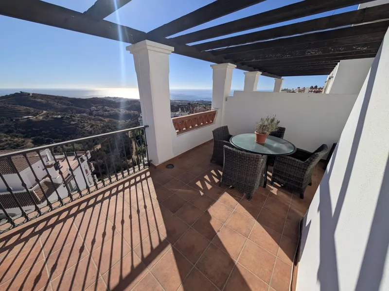 Impressive penthouse with sea views in Calahonda featuring a 123m² terrace, 104m²built, fireplace, A/C, parking space, and storage room. Easy access to the A7 motorway, supermarket, and restaurants just a few minutes away.