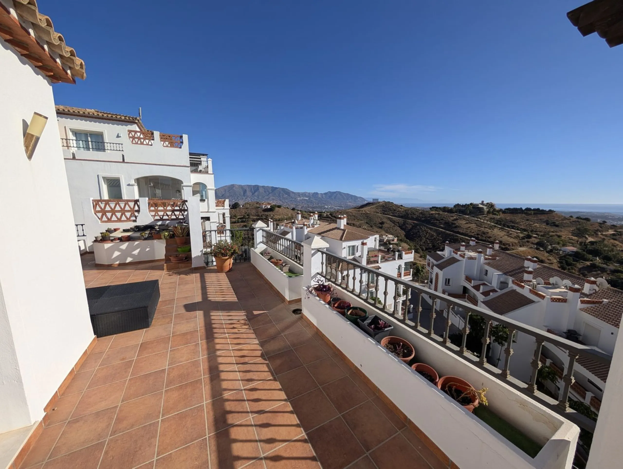 Impressive penthouse with sea views in Calahonda featuring a 123m² terrace, 104m²built, fireplace, A/C, parking space, and storage room. Easy access to the A7 motorway, supermarket, and restaurants just a few minutes away.