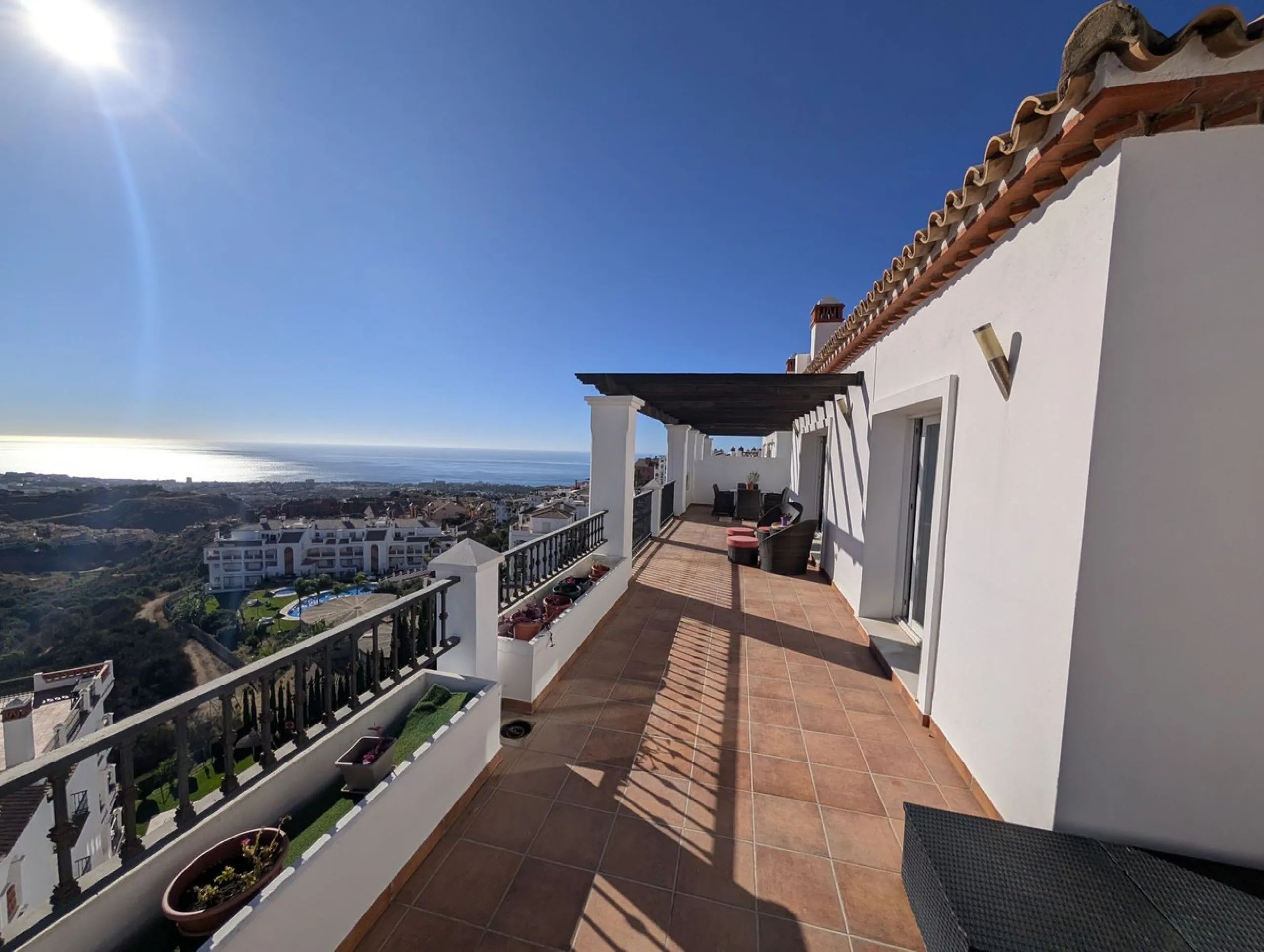 Impressive penthouse with sea views in Calahonda featuring a 123m² terrace, 104m²built, fireplace, A/C, parking space, and storage room. Easy access to the A7 motorway, supermarket, and restaurants just a few minutes away.