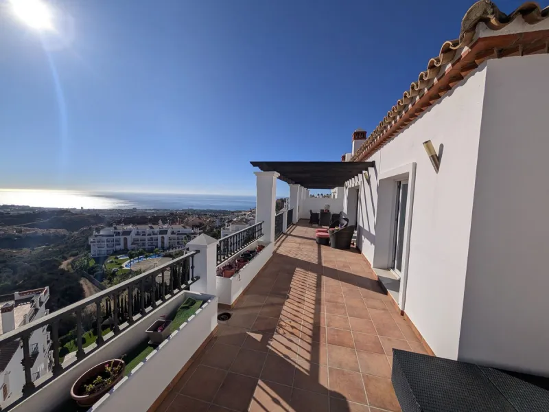 Impressive penthouse with sea views in Calahonda featuring a 123m² terrace, 104m²built, fireplace, A/C, parking space, and storage room. Easy access to the A7 motorway, supermarket, and restaurants just a few minutes away.