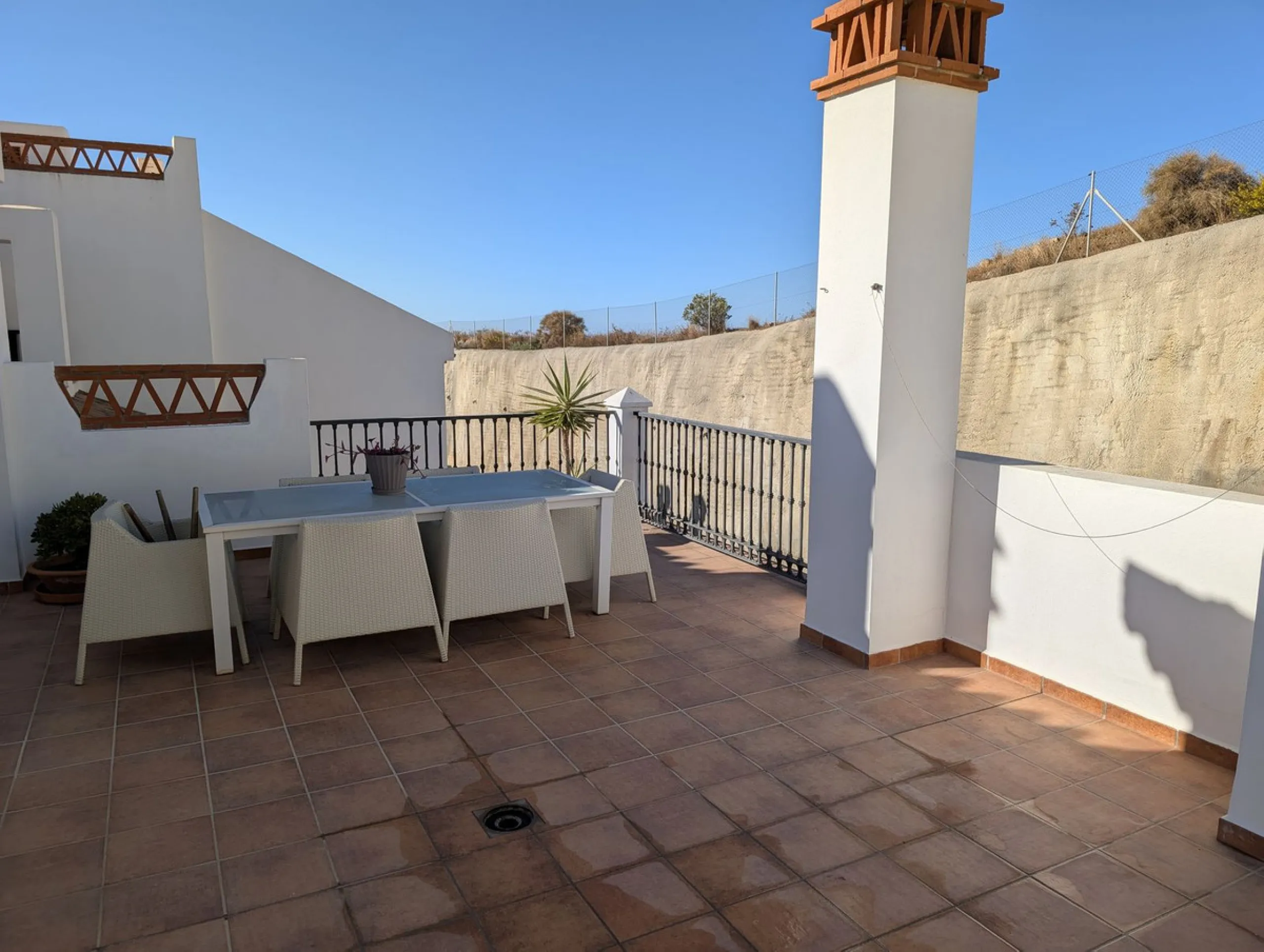 Impressive penthouse with sea views in Calahonda featuring a 123m² terrace, 104m²built, fireplace, A/C, parking space, and storage room. Easy access to the A7 motorway, supermarket, and restaurants just a few minutes away.