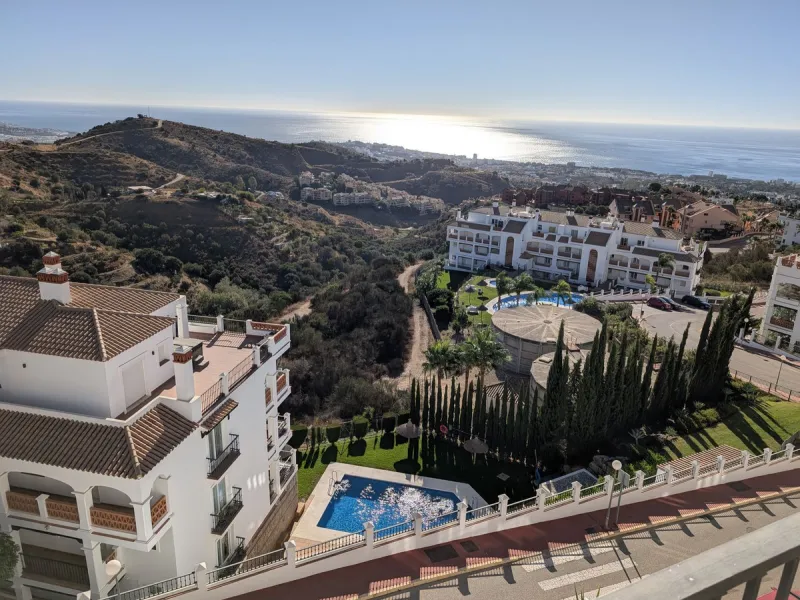 Impressive penthouse with sea views in Calahonda featuring a 123m² terrace, 104m²built, fireplace, A/C, parking space, and storage room. Easy access to the A7 motorway, supermarket, and restaurants just a few minutes away.