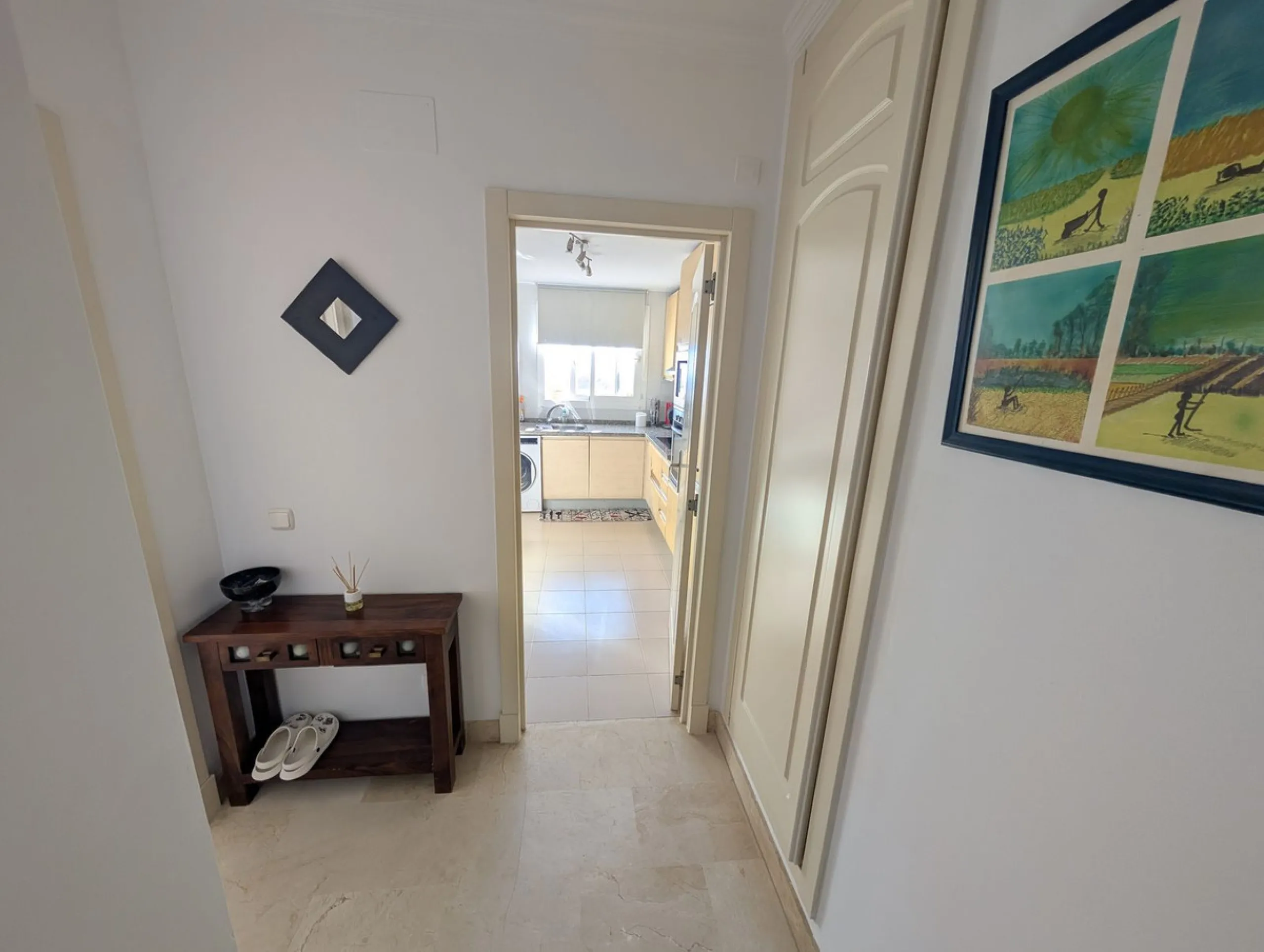 Impressive penthouse with sea views in Calahonda featuring a 123m² terrace, 104m²built, fireplace, A/C, parking space, and storage room. Easy access to the A7 motorway, supermarket, and restaurants just a few minutes away.