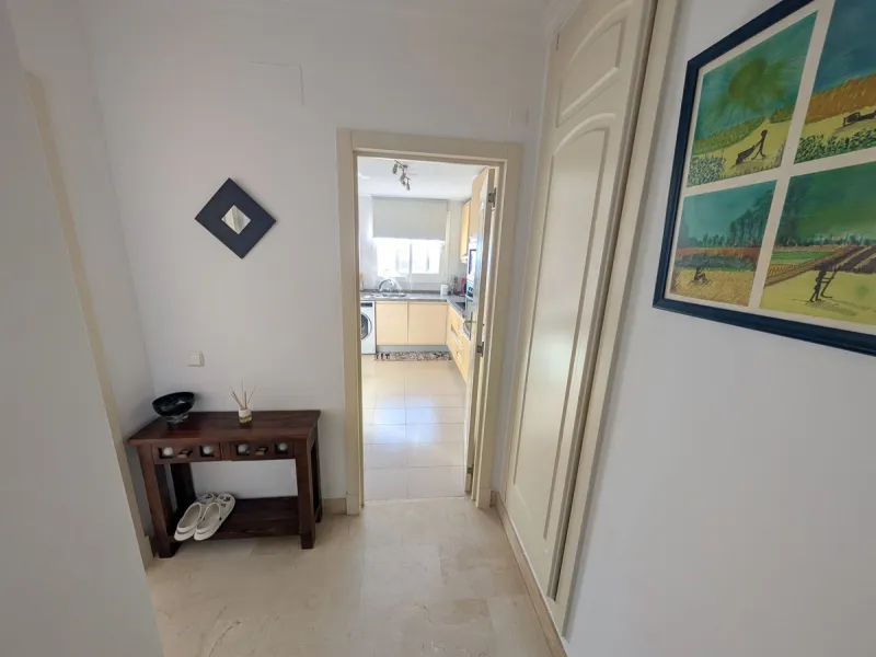 Impressive penthouse with sea views in Calahonda featuring a 123m² terrace, 104m²built, fireplace, A/C, parking space, and storage room. Easy access to the A7 motorway, supermarket, and restaurants just a few minutes away.