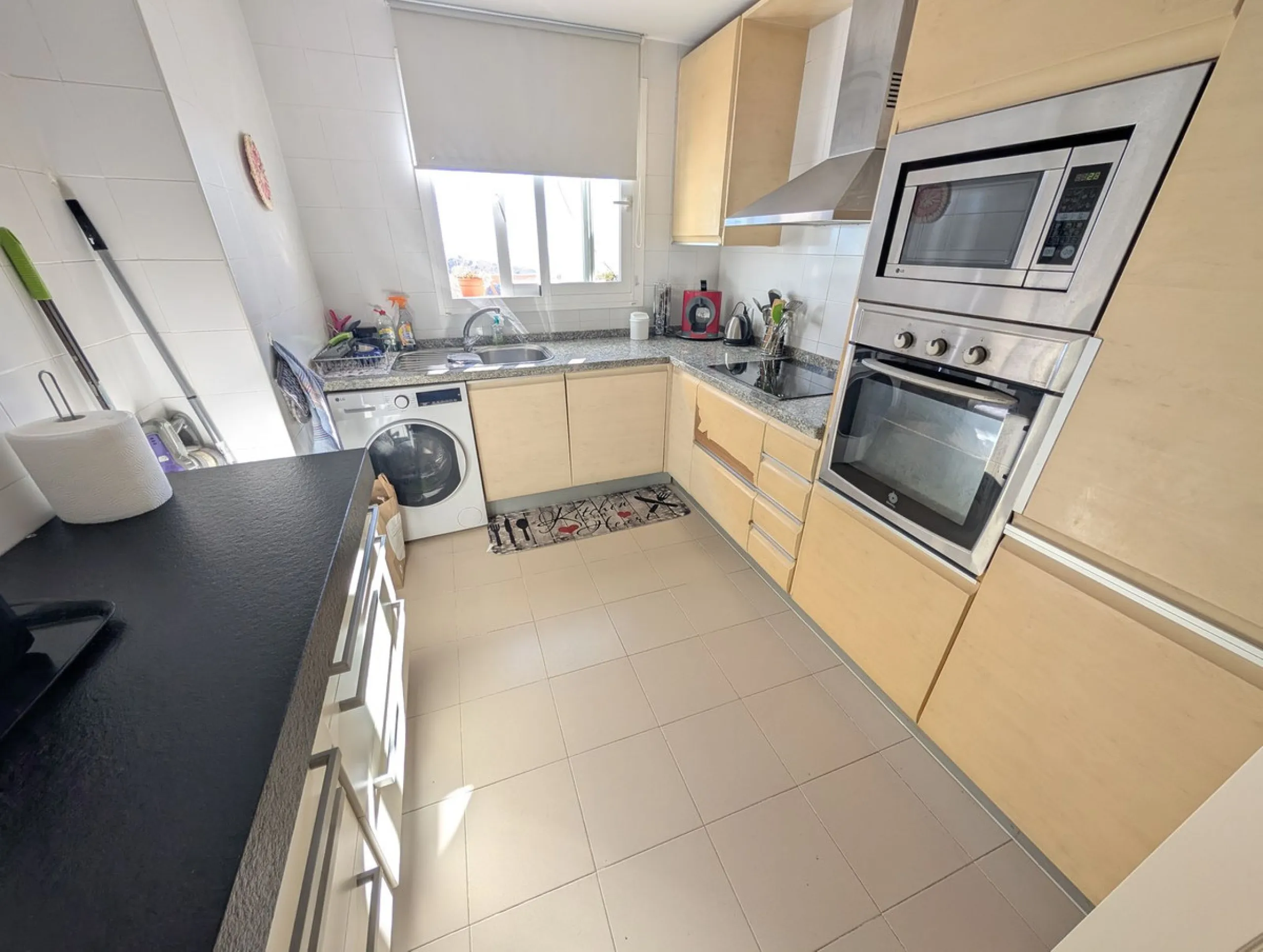 Impressive penthouse with sea views in Calahonda featuring a 123m² terrace, 104m²built, fireplace, A/C, parking space, and storage room. Easy access to the A7 motorway, supermarket, and restaurants just a few minutes away.