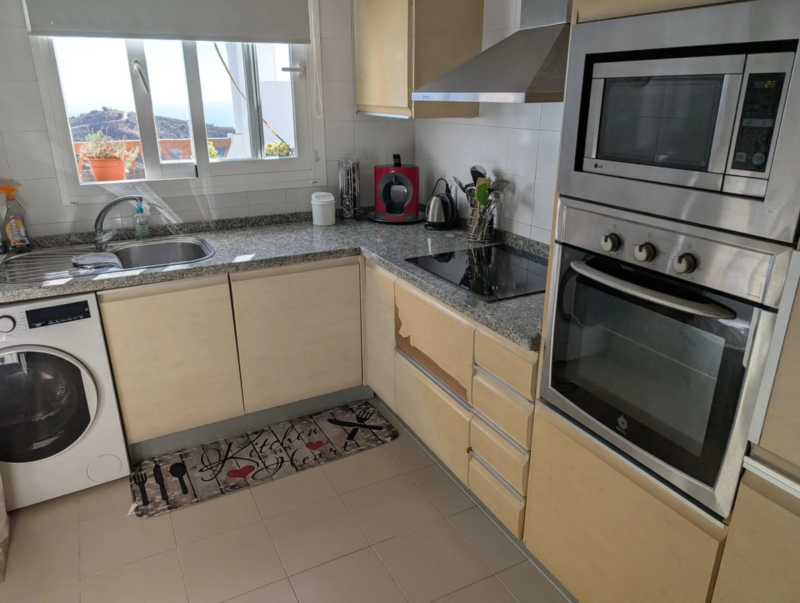 Impressive penthouse with sea views in Calahonda featuring a 123m² terrace, 104m²built, fireplace, A/C, parking space, and storage room. Easy access to the A7 motorway, supermarket, and restaurants just a few minutes away.