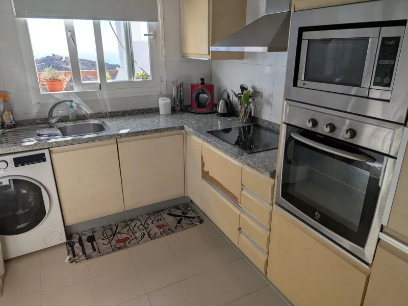 Impressive penthouse with sea views in Calahonda featuring a 123m² terrace, 104m²built, fireplace, A/C, parking space, and storage room. Easy access to the A7 motorway, supermarket, and restaurants just a few minutes away.