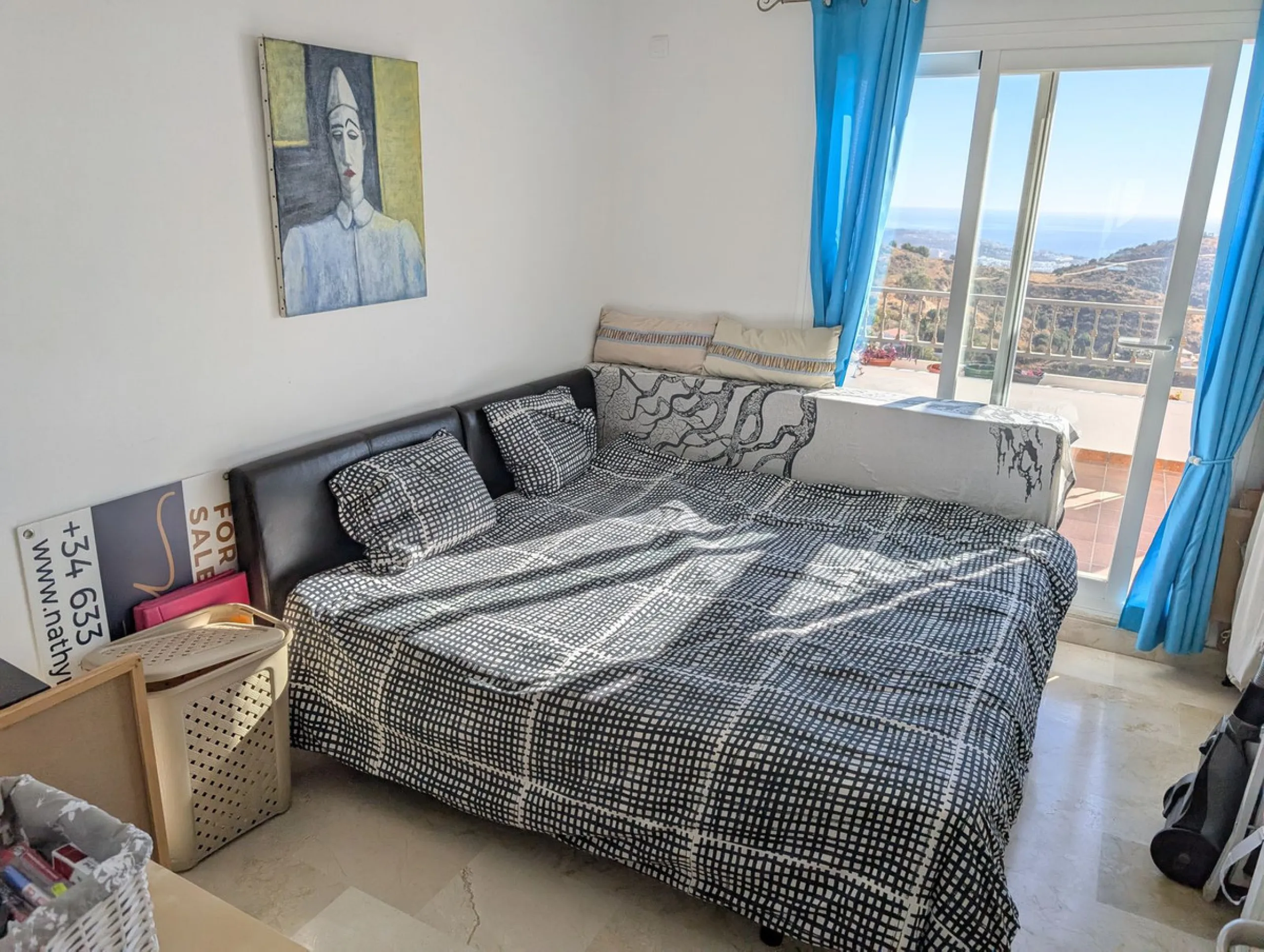Impressive penthouse with sea views in Calahonda featuring a 123m² terrace, 104m²built, fireplace, A/C, parking space, and storage room. Easy access to the A7 motorway, supermarket, and restaurants just a few minutes away.