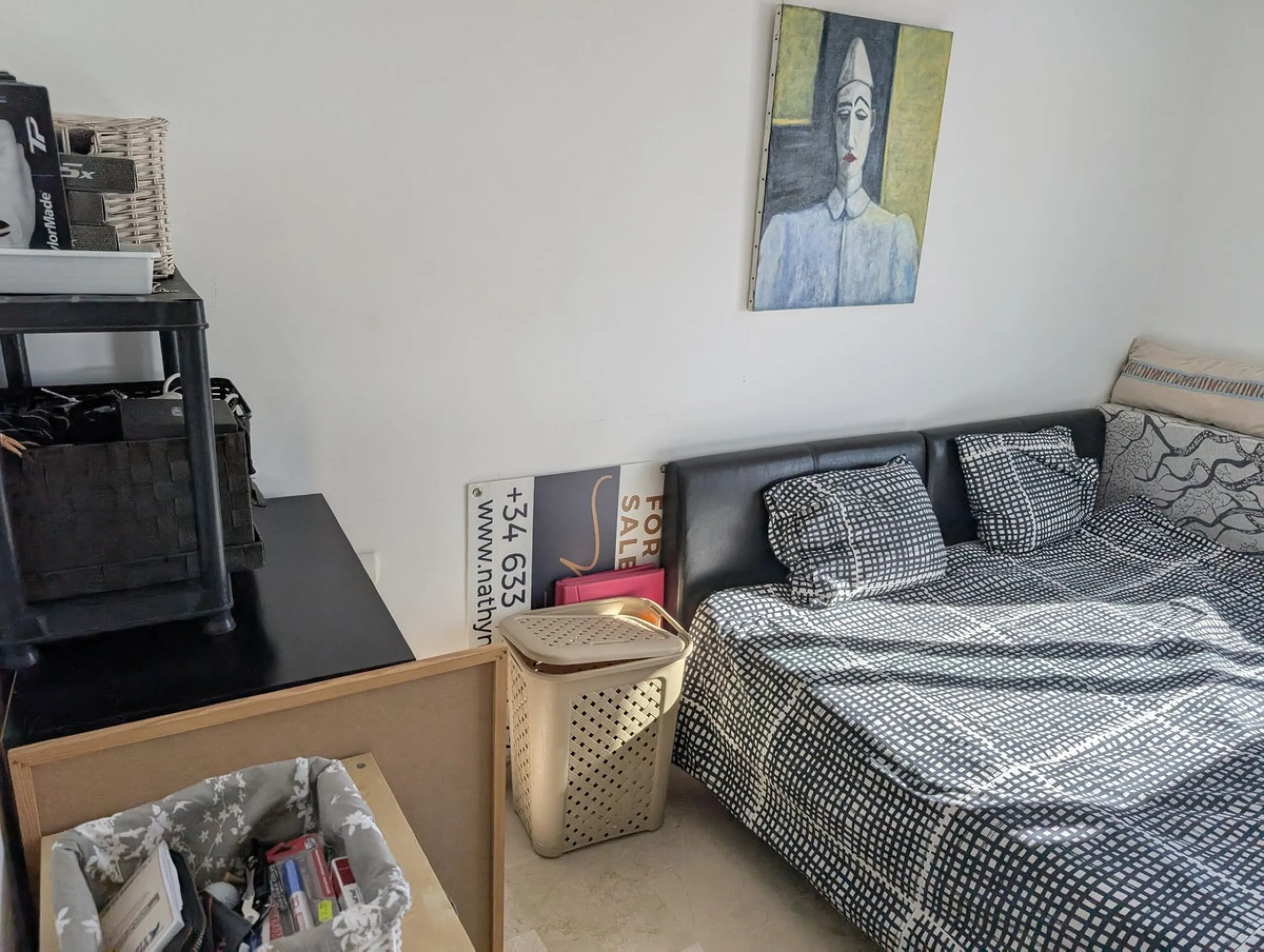 Impressive penthouse with sea views in Calahonda featuring a 123m² terrace, 104m²built, fireplace, A/C, parking space, and storage room. Easy access to the A7 motorway, supermarket, and restaurants just a few minutes away.