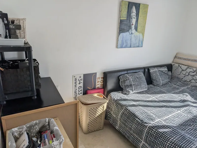 Impressive penthouse with sea views in Calahonda featuring a 123m² terrace, 104m²built, fireplace, A/C, parking space, and storage room. Easy access to the A7 motorway, supermarket, and restaurants just a few minutes away.