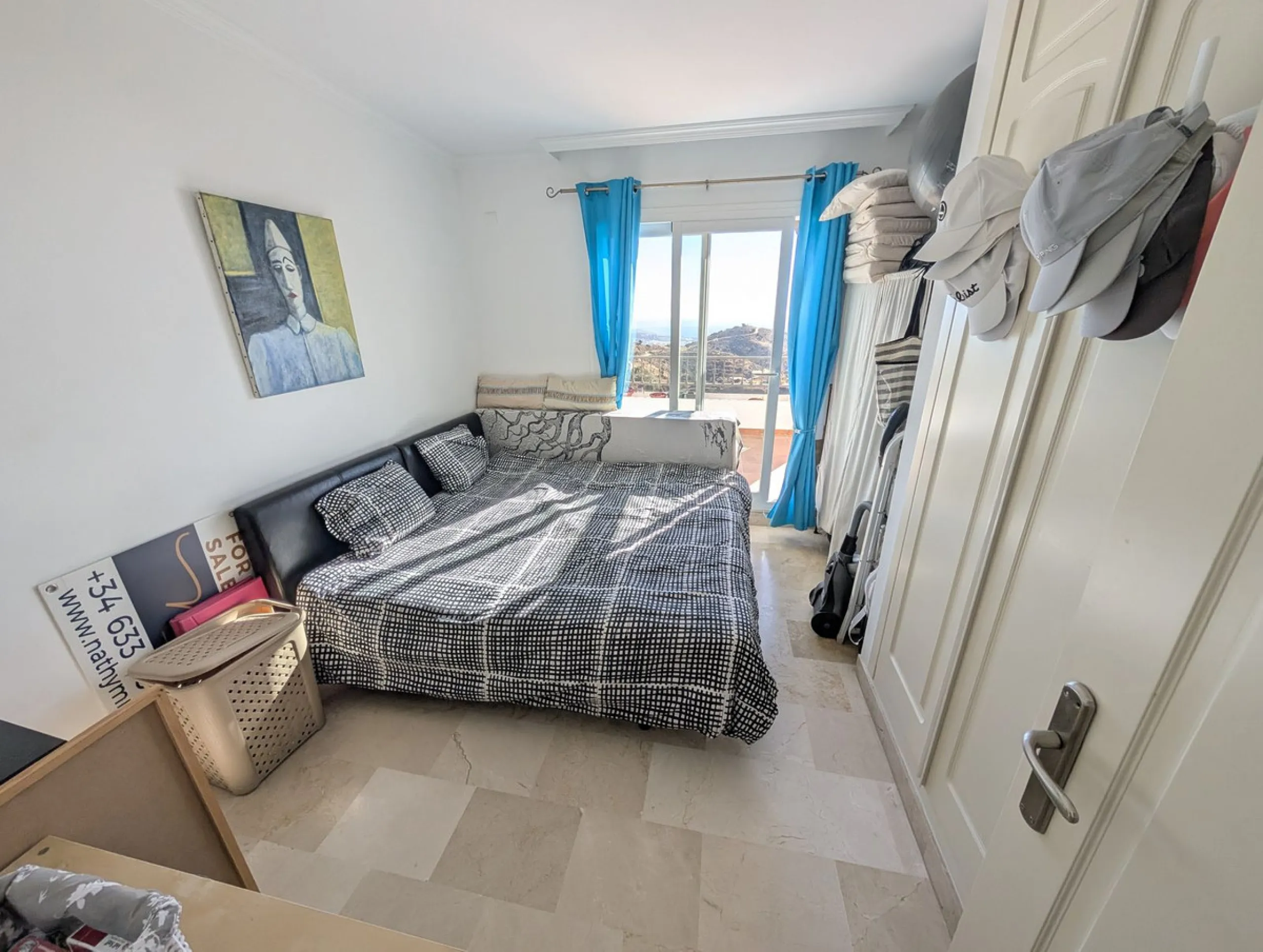 Impressive penthouse with sea views in Calahonda featuring a 123m² terrace, 104m²built, fireplace, A/C, parking space, and storage room. Easy access to the A7 motorway, supermarket, and restaurants just a few minutes away.