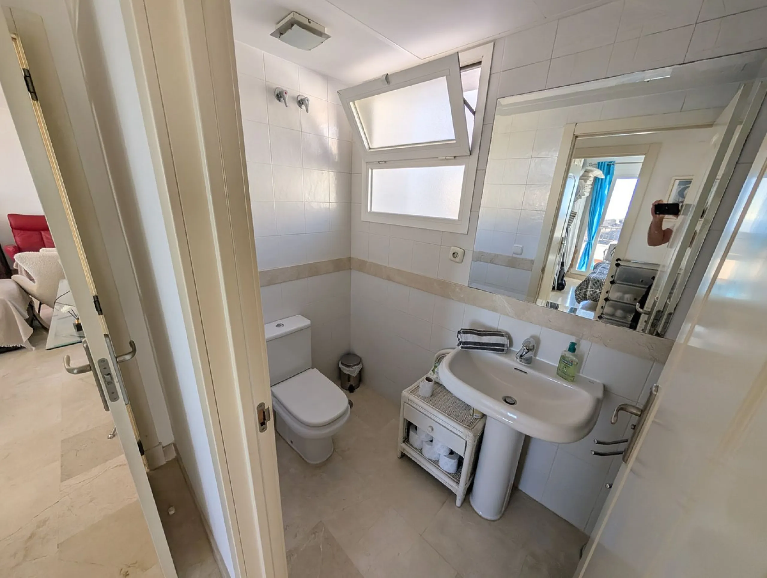 Impressive penthouse with sea views in Calahonda featuring a 123m² terrace, 104m²built, fireplace, A/C, parking space, and storage room. Easy access to the A7 motorway, supermarket, and restaurants just a few minutes away.