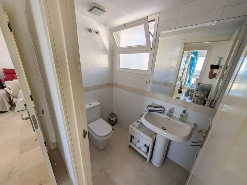 Impressive penthouse with sea views in Calahonda featuring a 123m² terrace, 104m²built, fireplace, A/C, parking space, and storage room. Easy access to the A7 motorway, supermarket, and restaurants just a few minutes away.